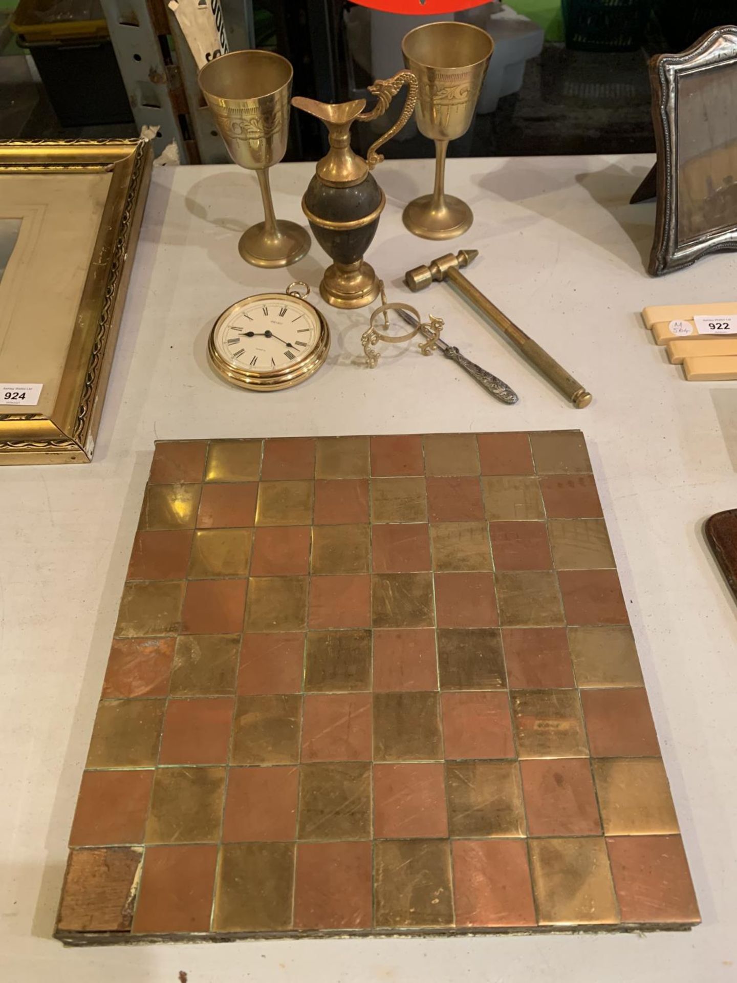 A MIXED GROUP TO INCLUDE A BRASS AND COPPER CHESS BOARD (A/F), TWO BRASS GOBLETS, A BRASS GAVEL, A