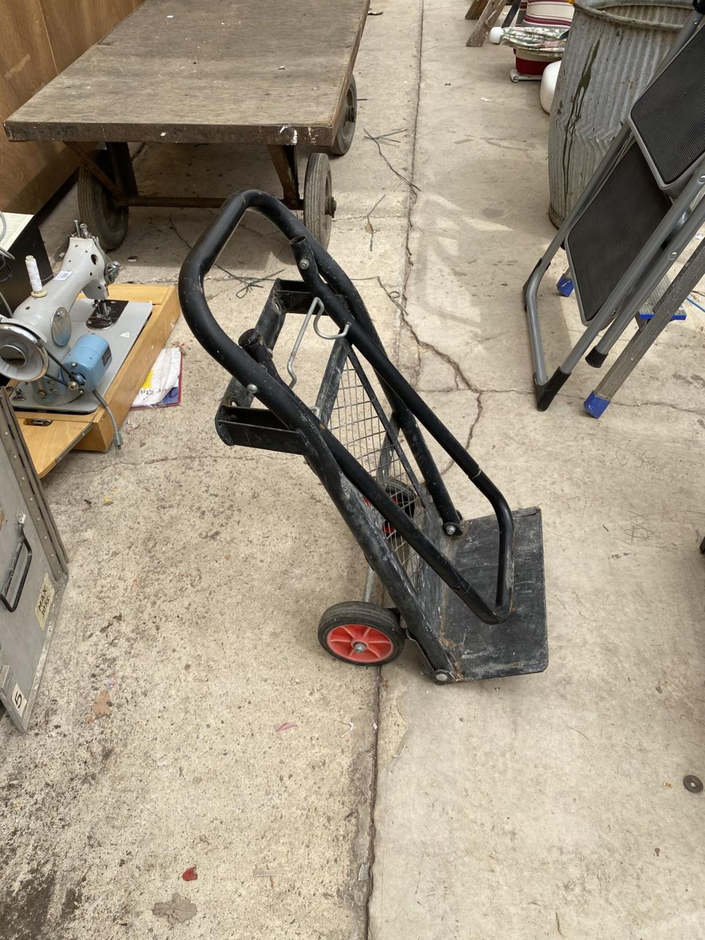 A BLACK AND DECKER WORKMATE AND A FOLDING SACK TRUCK - Image 2 of 3