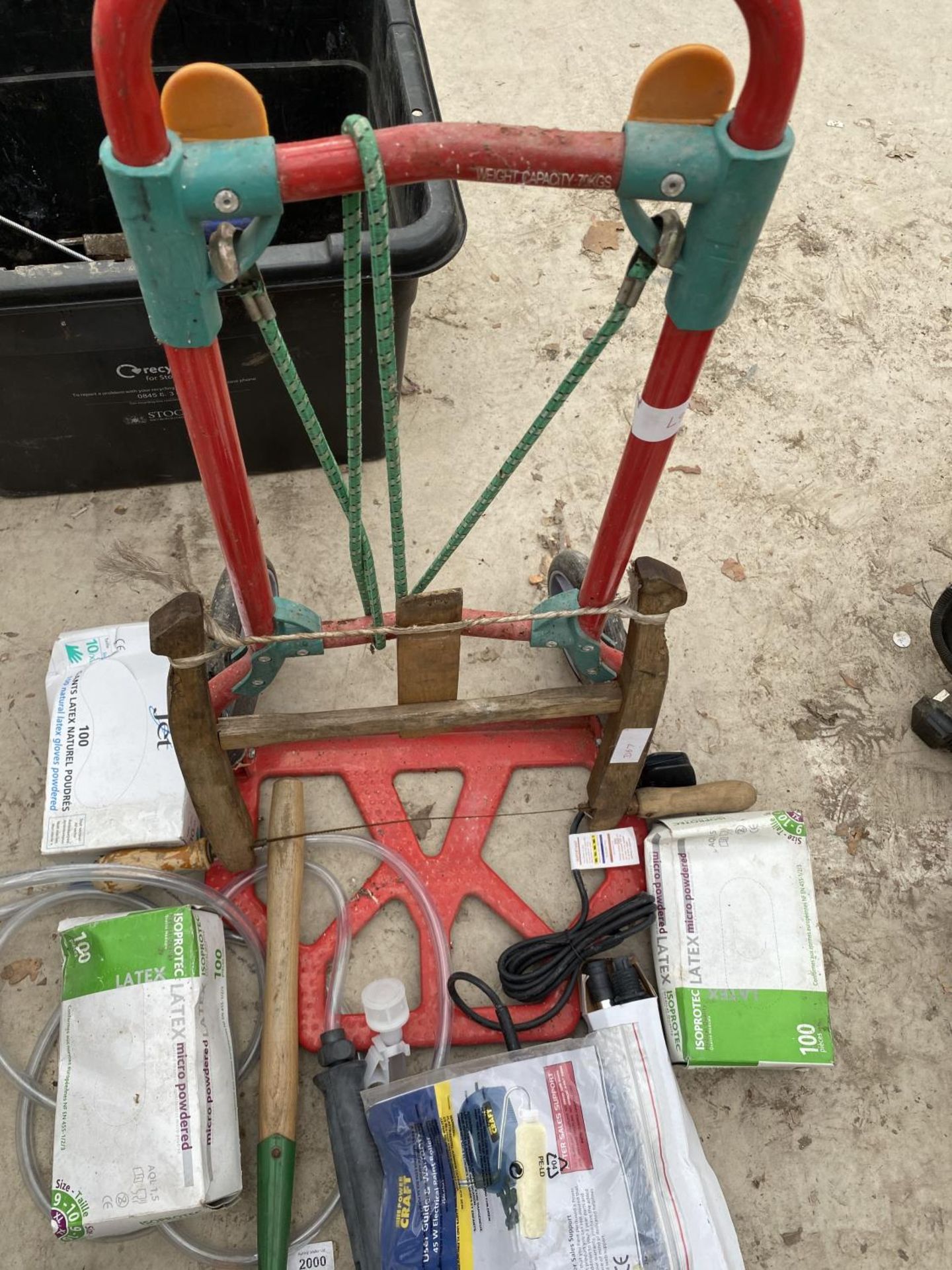 AN ASSORTMENT OF ITEMS TO INLUDE A POWER CRAFT ELECTRIC PAINT ROLLER, A SACK TRUCK AND A FOLDING - Image 2 of 4