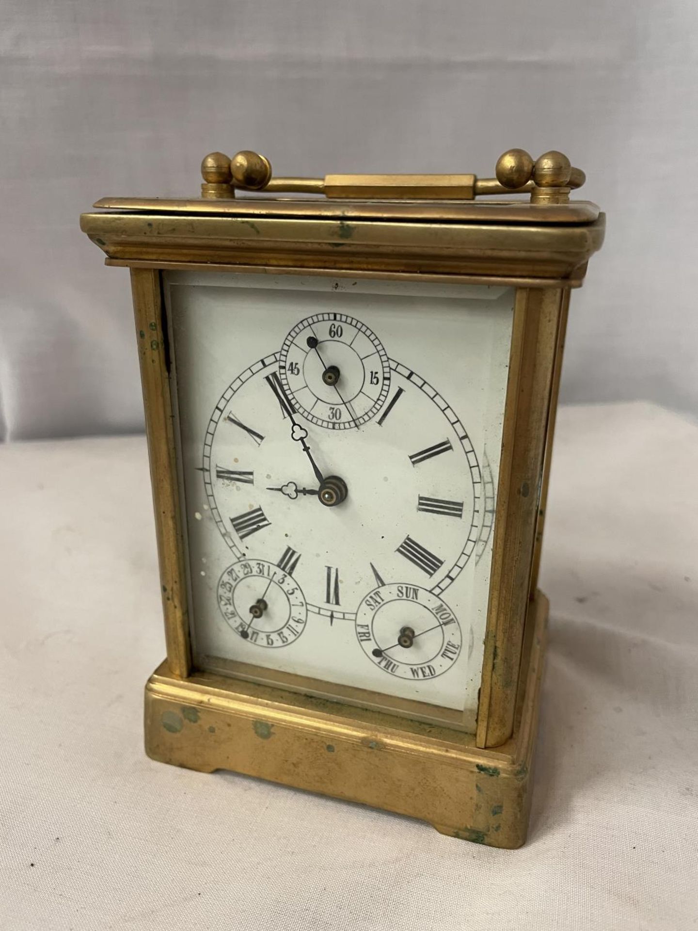 A VINTAGE CARRIAGE CLOCK WITH DECORATIVE SIDE PANELS DEPICTING LADY AND GENTLEMAN - Image 3 of 5