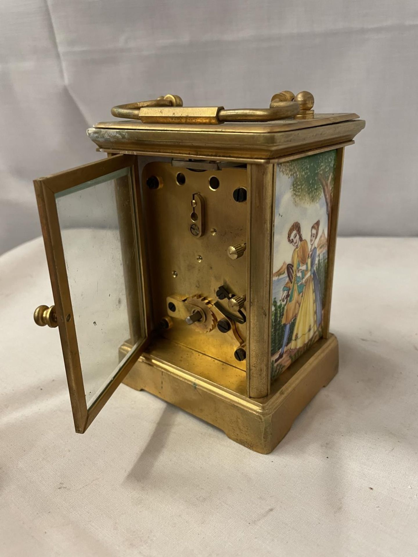 A VINTAGE CARRIAGE CLOCK WITH DECORATIVE SIDE PANELS DEPICTING LADY AND GENTLEMAN - Image 4 of 5