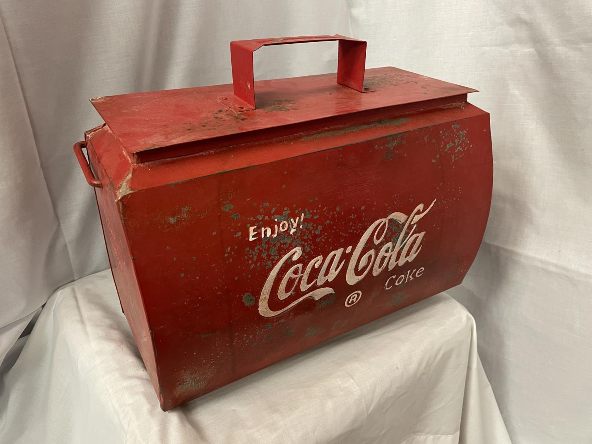 A LARGE METAL 'ENJOY COCA-COLA' LIDDED CONTAINER WITH HANDLE 44CM X 35CM - Image 3 of 3