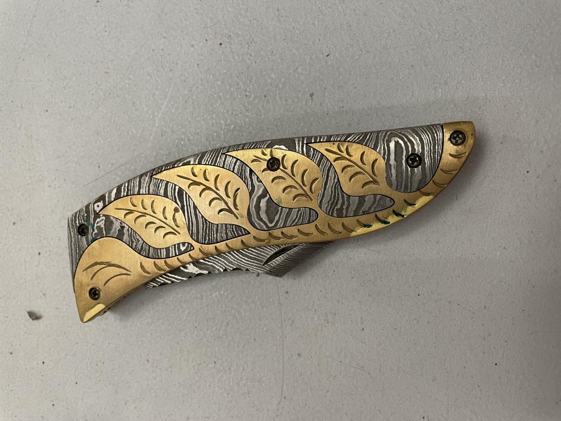 AN ORNATE 'PERKIN' SINGLE BLADED FOLDING POCKET KNIFE WITH DAMASCUS BLADE - Image 3 of 3