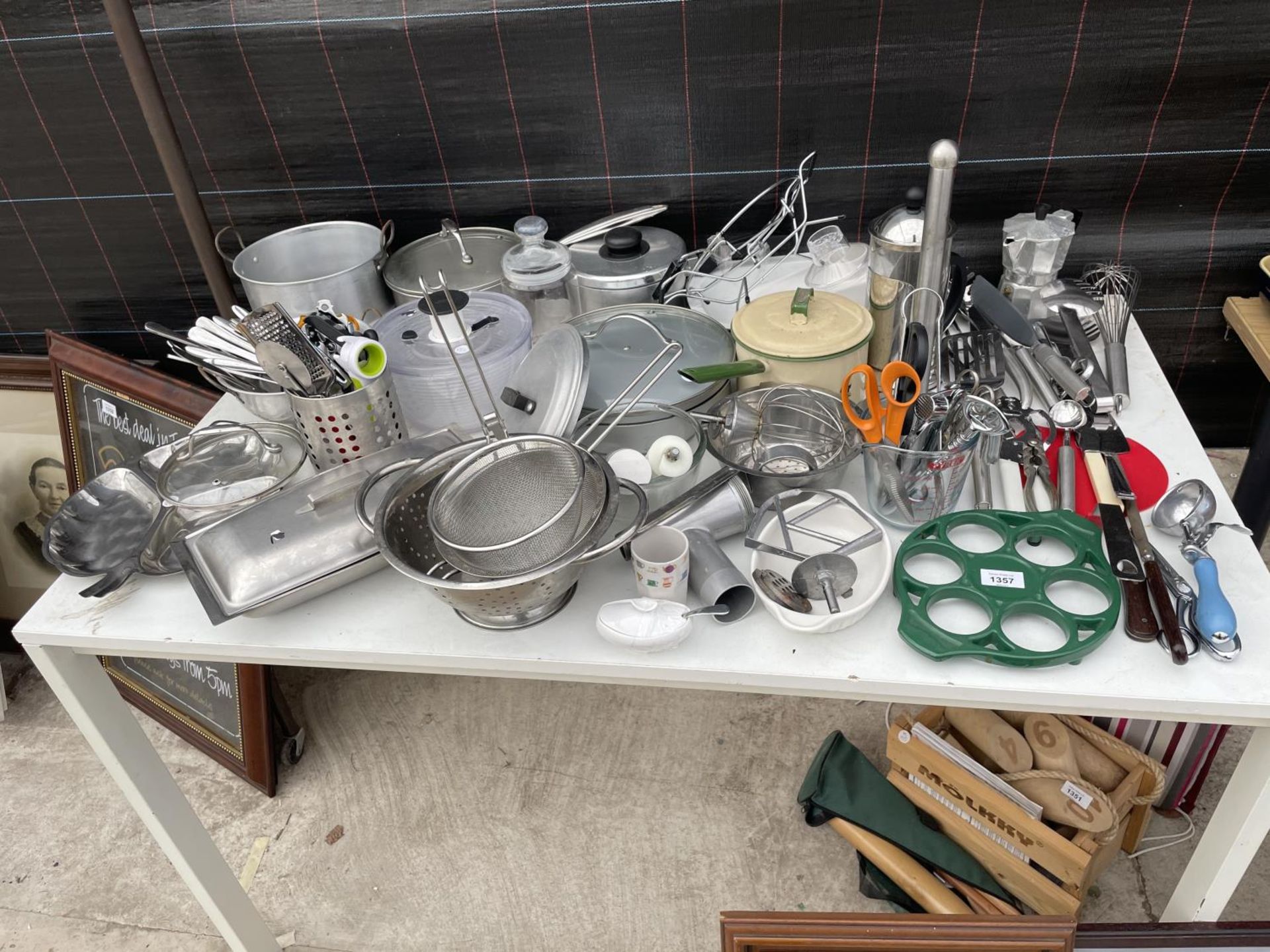 AN ASSORTMENT OF KITCHEN ITEMS TO INCLUDE POTS, PANS AND UTENSILS ETC