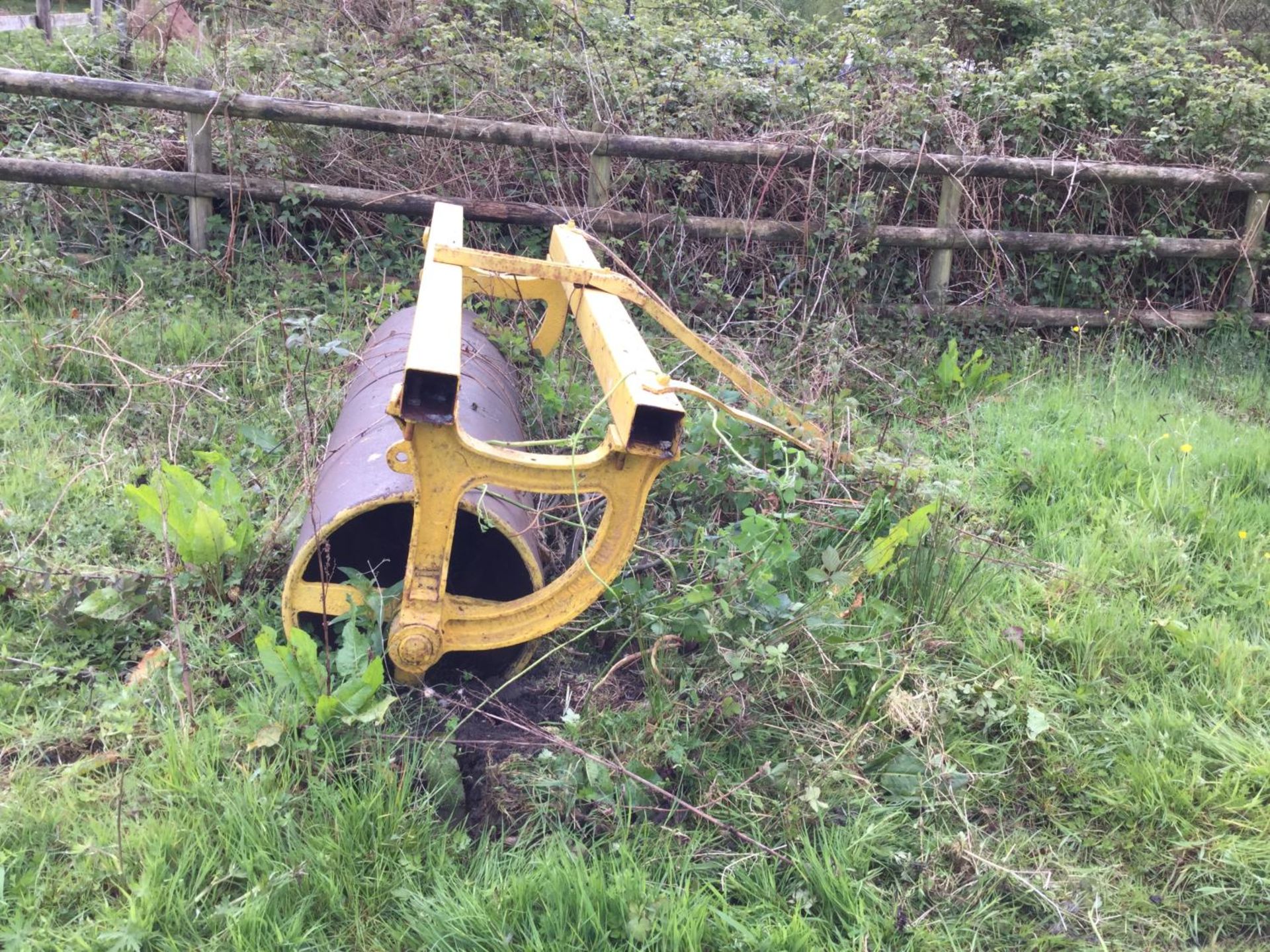 A 6FT FIELD ROLLER NB:THESE ITEMS ARE TO BE COLLECTED FROM HEATHER BANK FARM, CONGLETON, CHESHIRE,