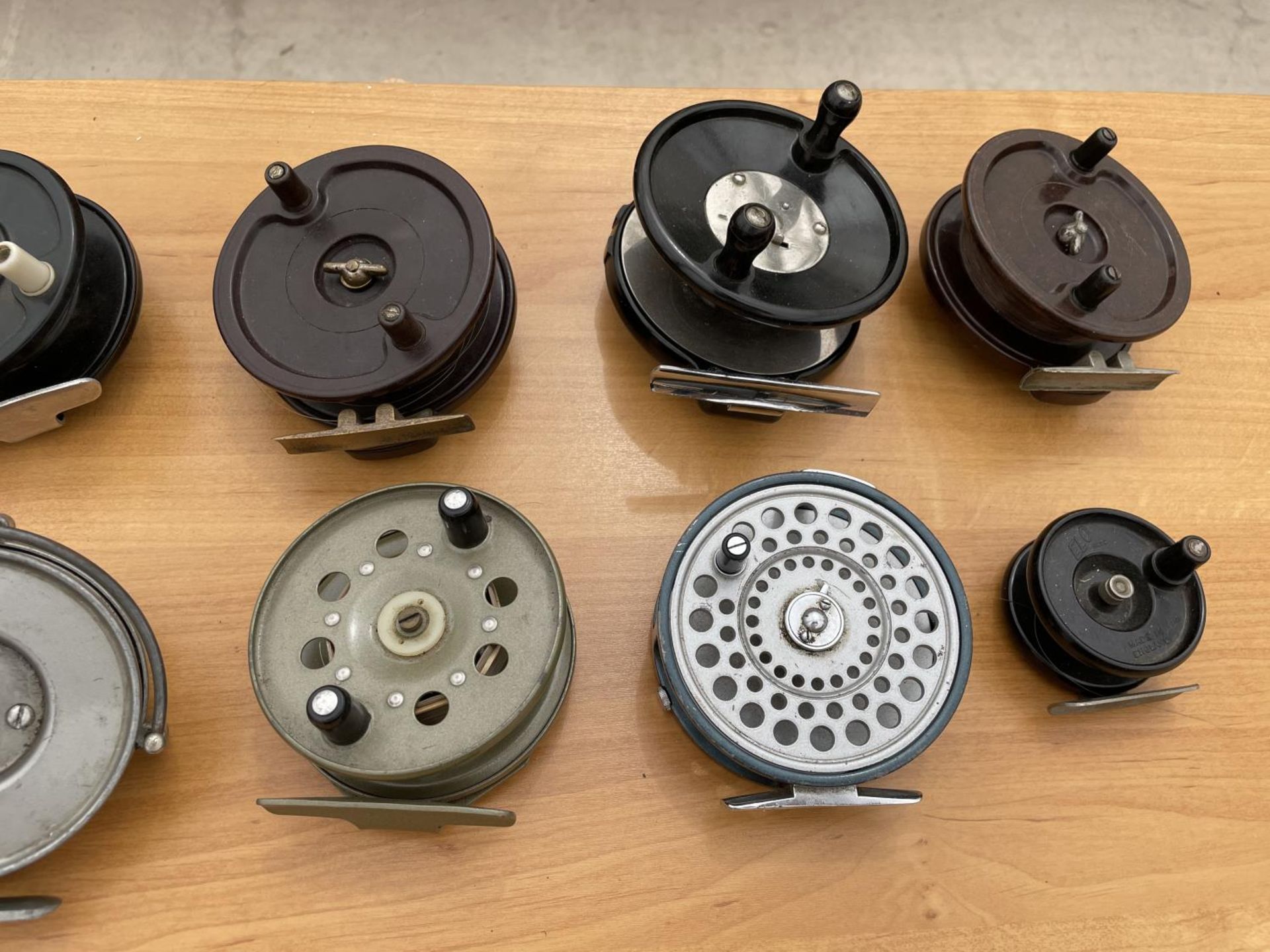 A GROUP OF TEN VINTAGE REELS TO INCLUDE TWO ALLCOCKS AIRIALITE ETC - Image 6 of 6