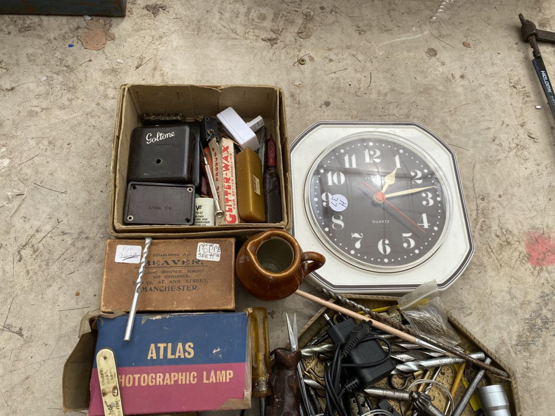 AN ASSORTMENT OF ITEMS TO INCLUDE A CLOCK, DRILL BITS AND A PHOTOGRAPHIC LAMP ETC - Image 2 of 3