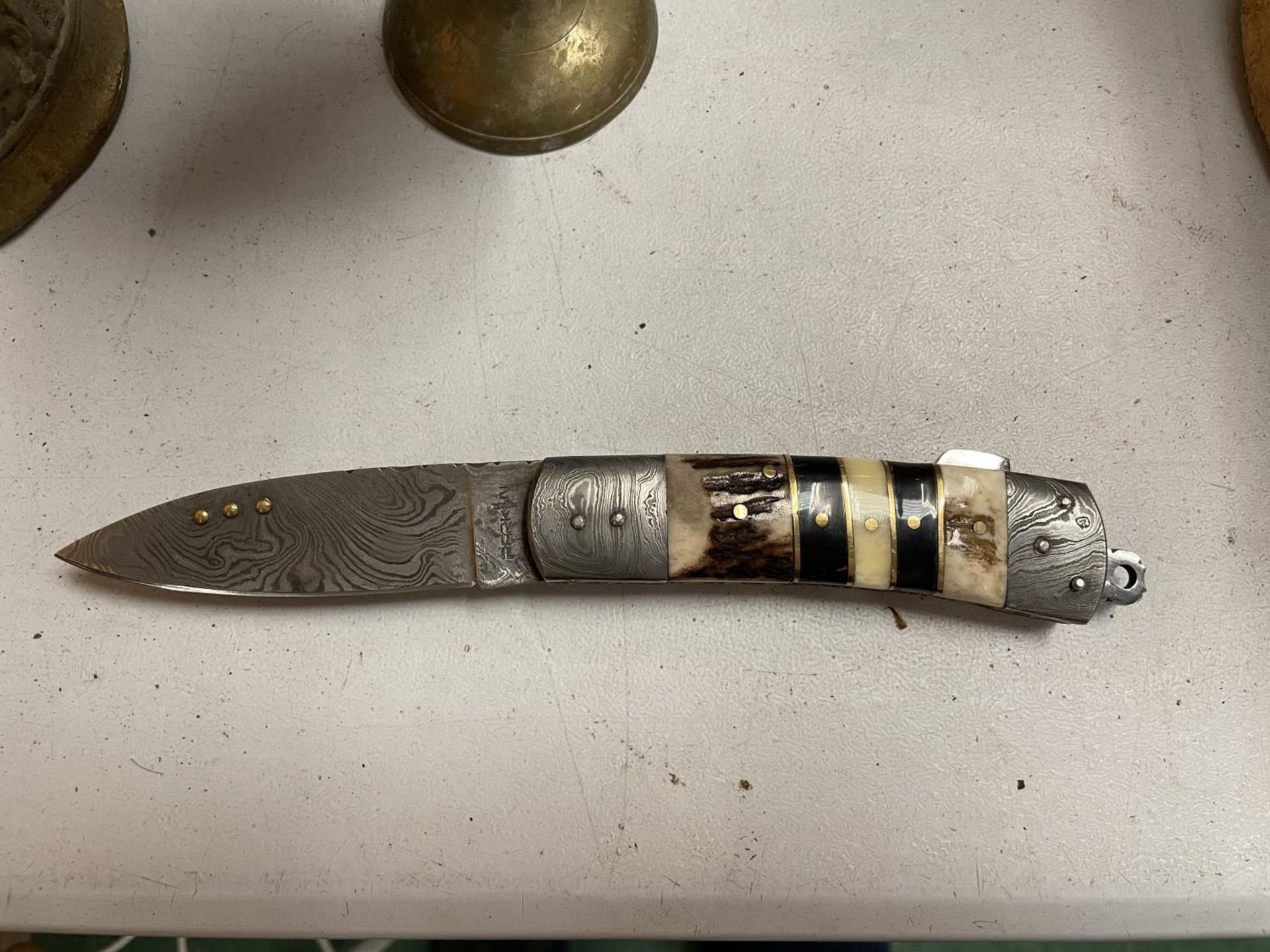 A DAMASCUS BLADED PERKIN FOLDING KNIFE - Image 2 of 3