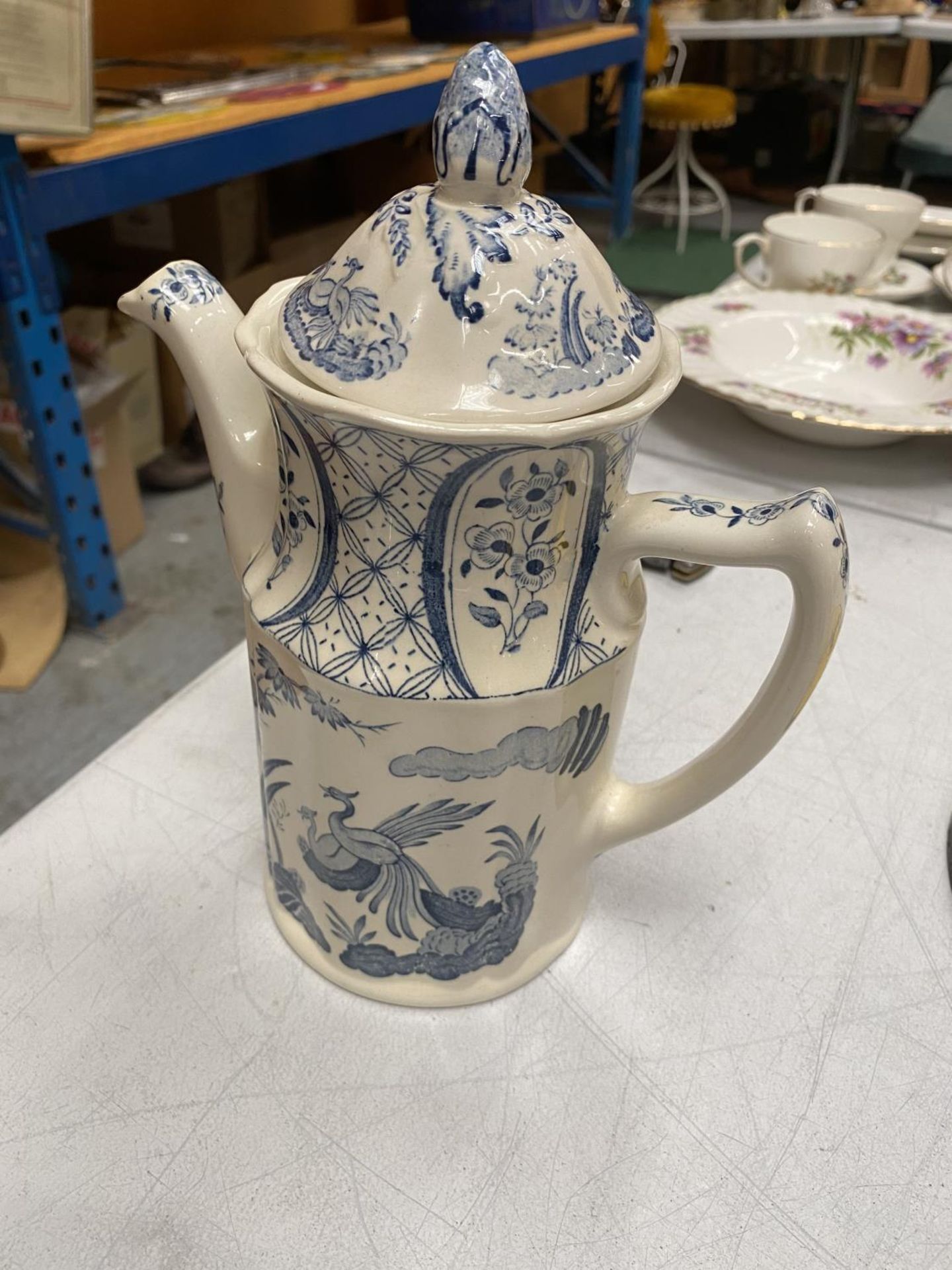 A VINTAGE "OLD CHELSEA" BLUE AND WHITE PATTERNED COFFEE POT AND PLATE - Image 3 of 4