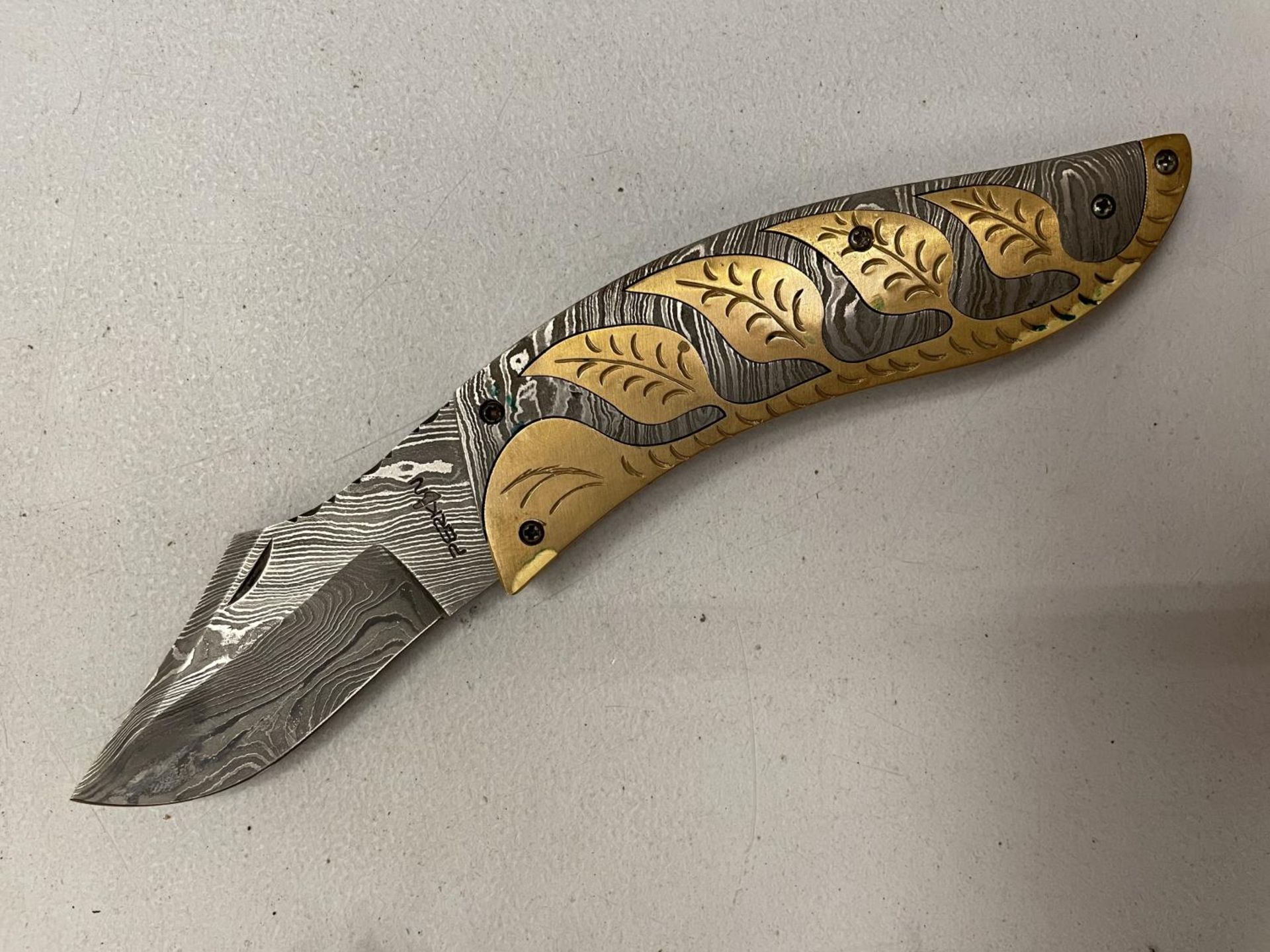 AN ORNATE 'PERKIN' SINGLE BLADED FOLDING POCKET KNIFE WITH DAMASCUS BLADE - Image 2 of 3