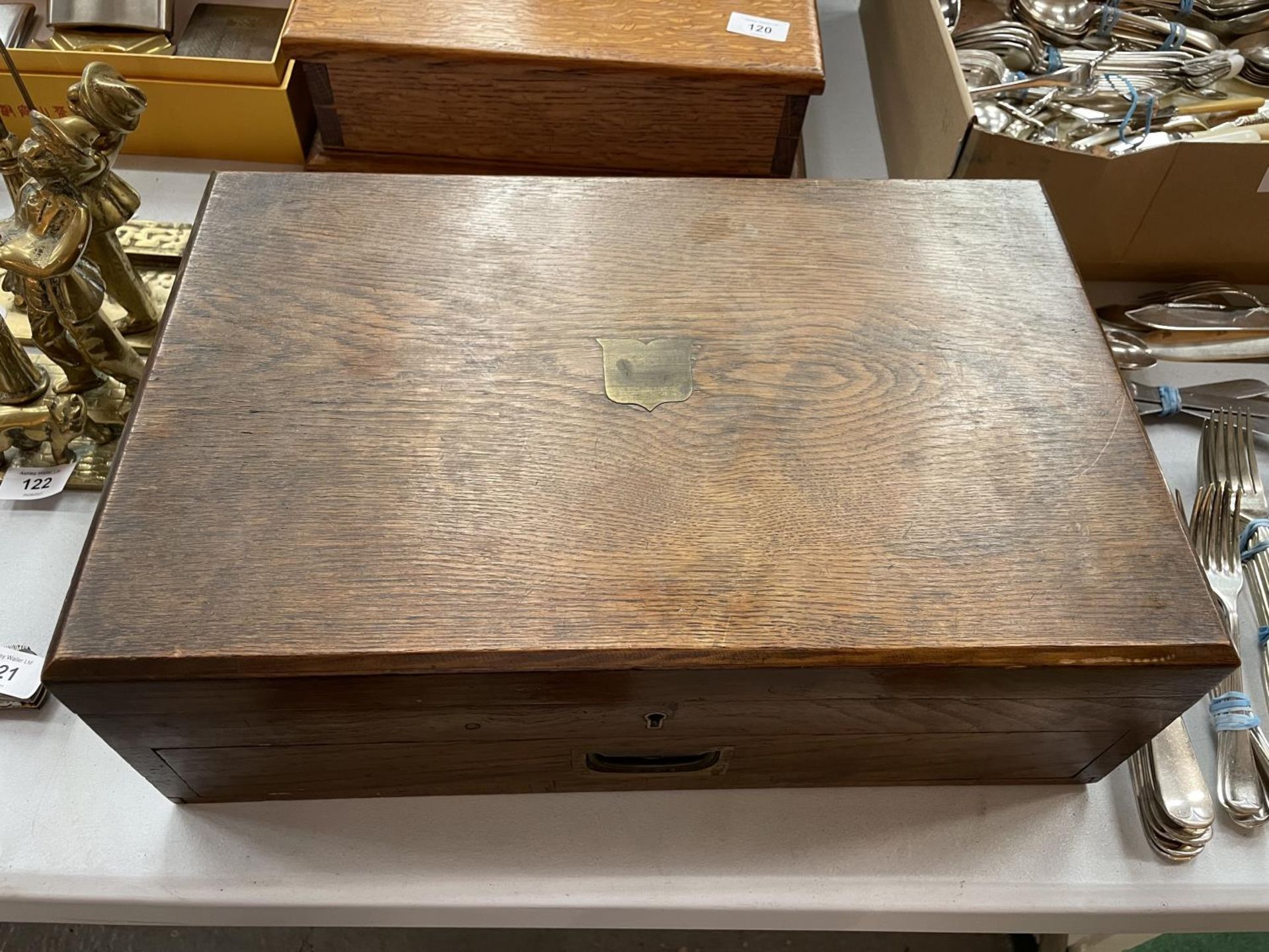 A LARGE OAK BOX WITH DRAW CONTAINING FRANK COBB & CO BONE HANDLED FLATWARE - Image 6 of 7