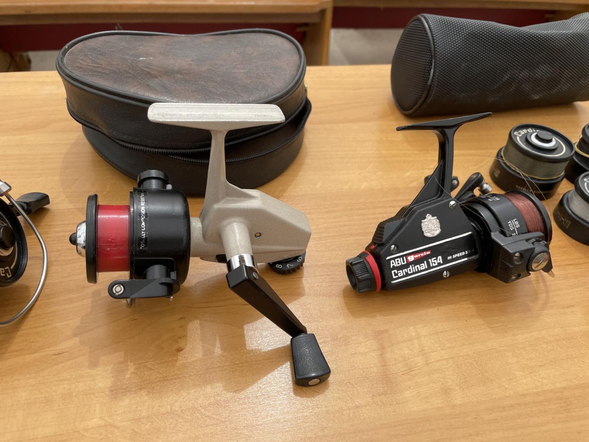 A GROUP OF 4 ABU GARCIA CARDINAL REELS, 6 SPARE SPOOLS TO INCLUDE 55, 154 AND CARDINAL 4 ETC - Image 6 of 6