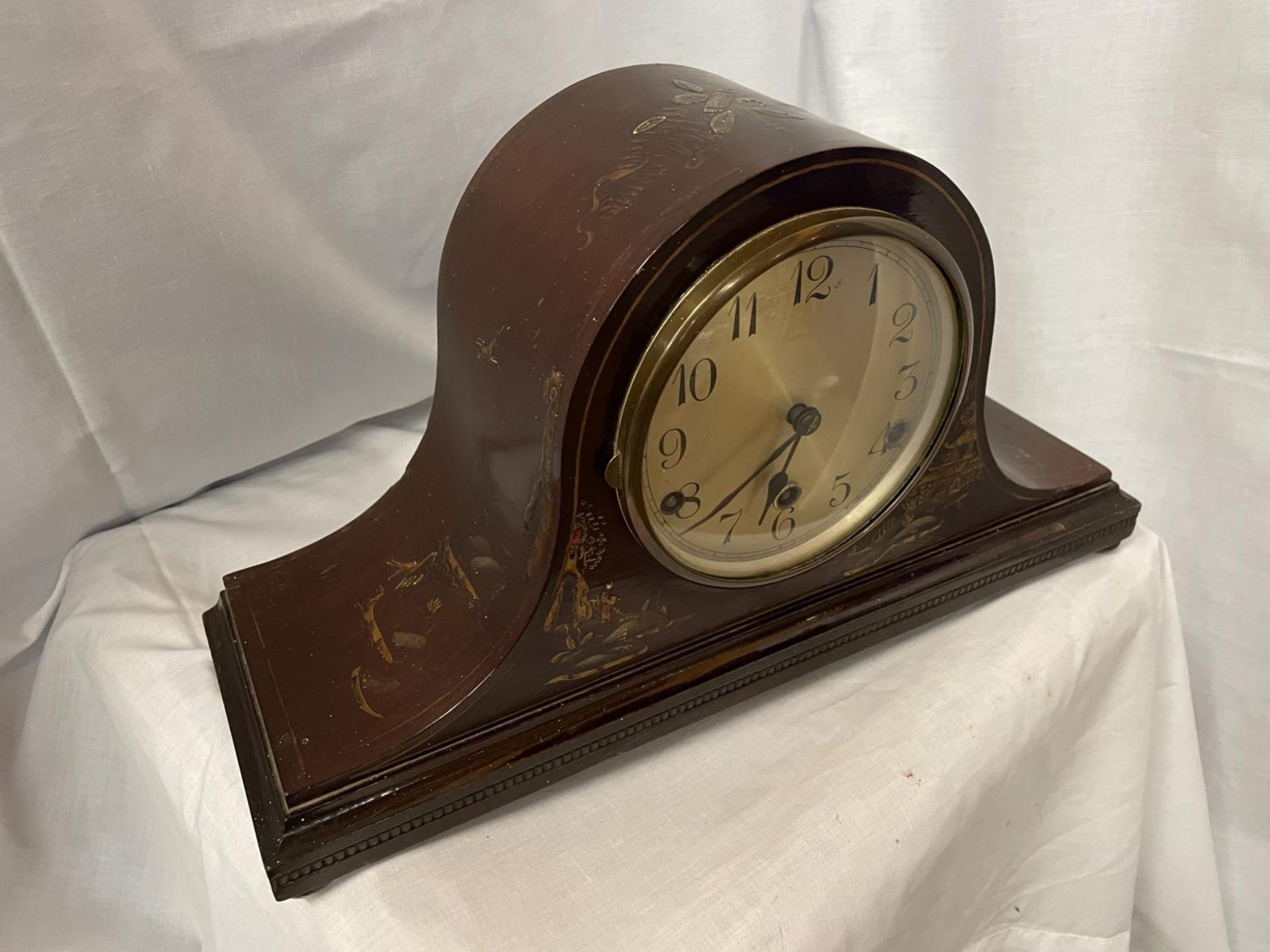 A MAHOGANY MANTLE CLOCK WITH AN ORIENTAL PATTERN 45CM LENGTH - Image 2 of 4