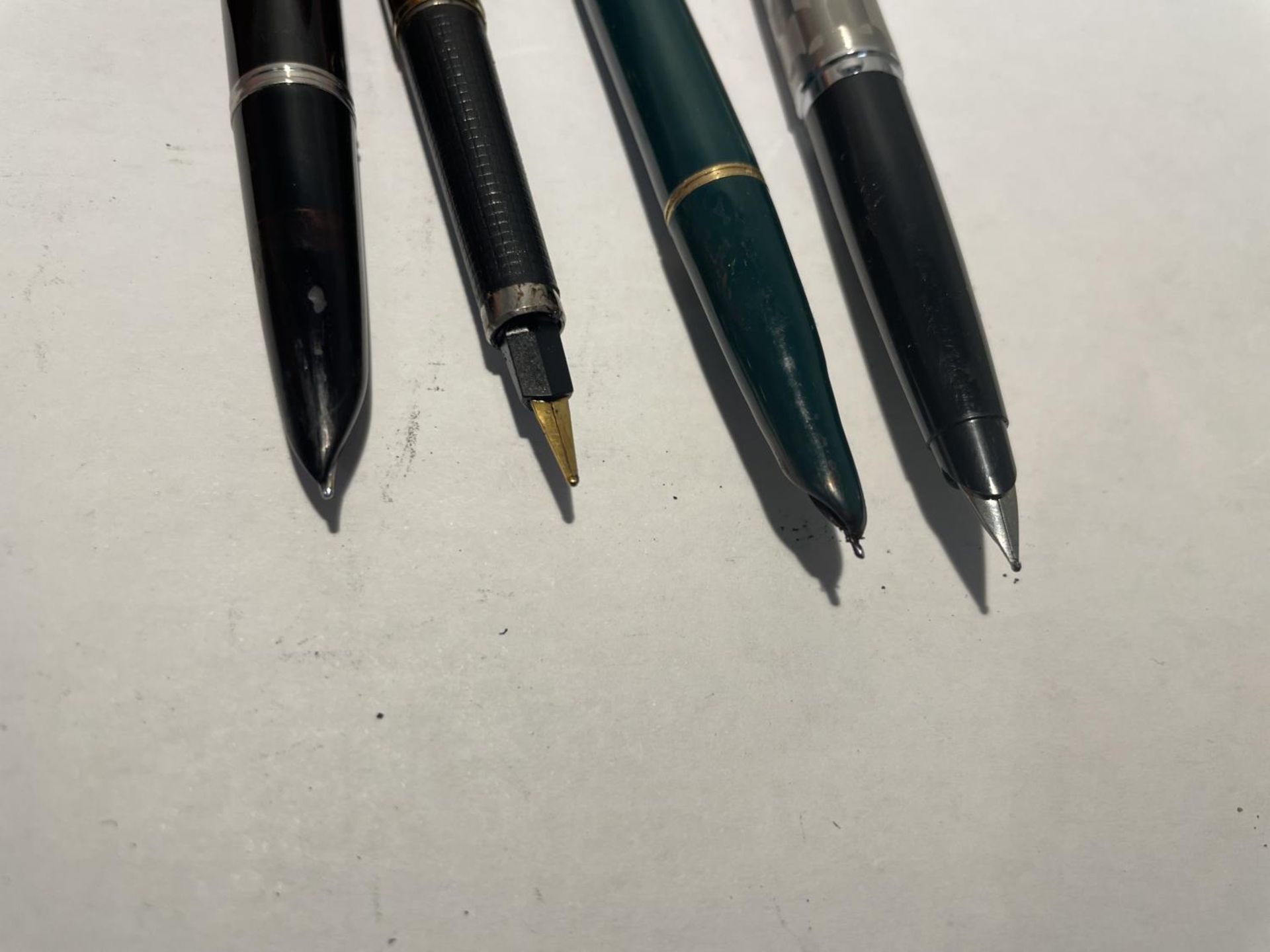 FOUR VINTAGE PARKER FOUNTAIN PENS WITH 14 CARAT GOLD NIBS - Image 3 of 3