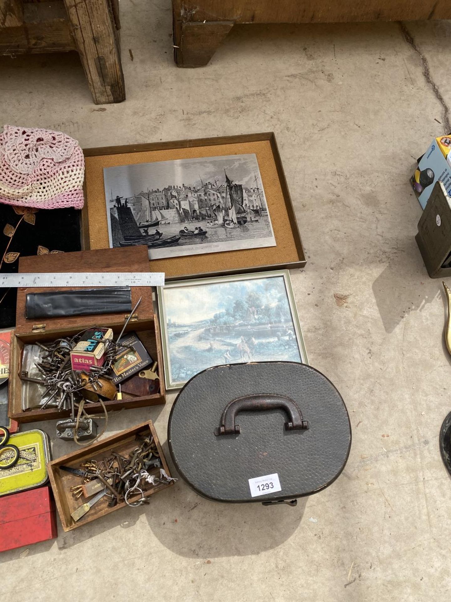 AN ASSORTMENT OF ITEMS TO INCLUDE VINTAGE KEYS, A SOLDERING IRON AND A BIKE LOCK ETC - Image 2 of 3