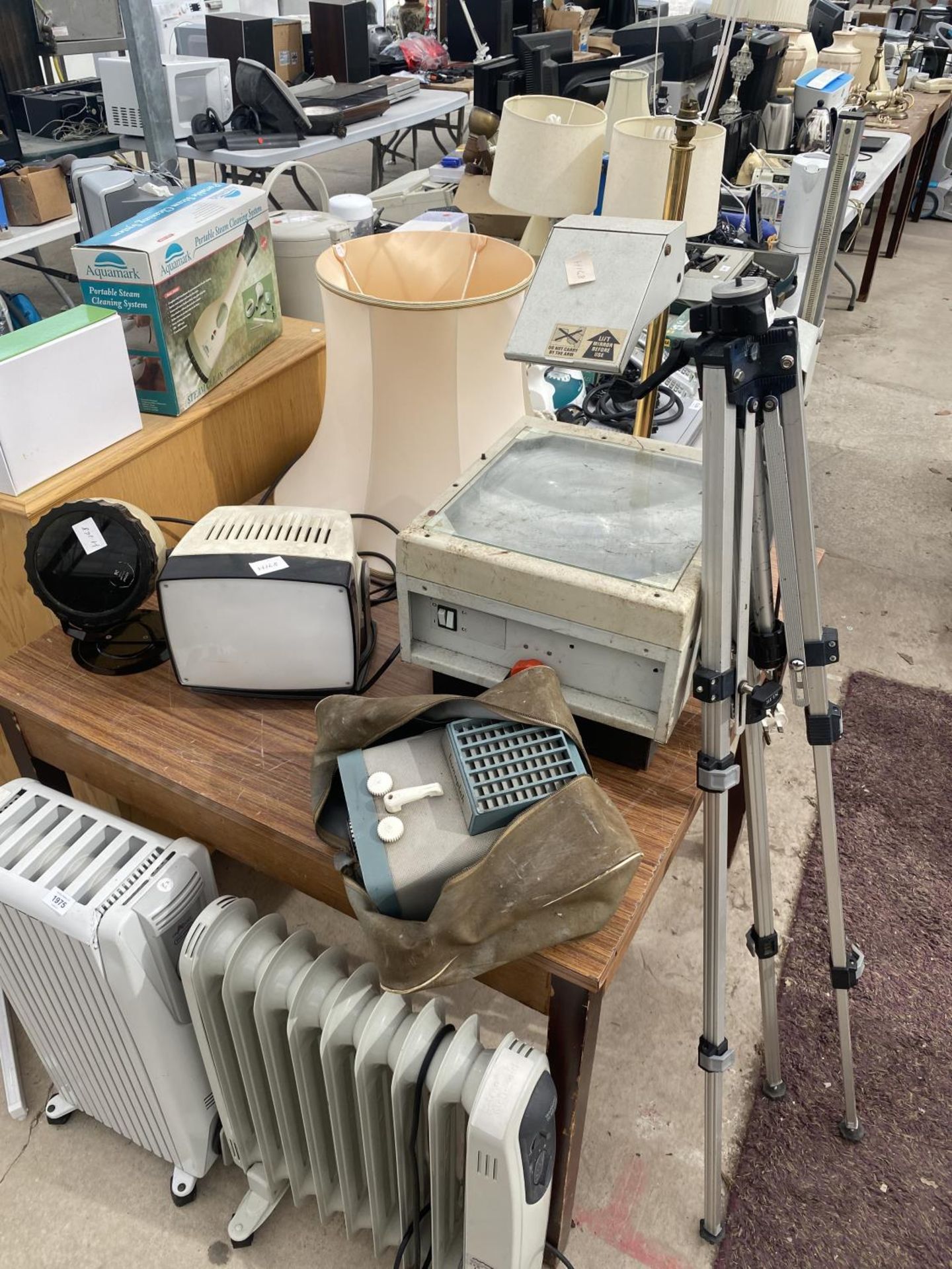 AN ASSORTMENT OF ITEMS TO INCLUDE AN OVER HEAD PROJECTOR, A LUMAPLAK PROJECTOR AND VINTAGE