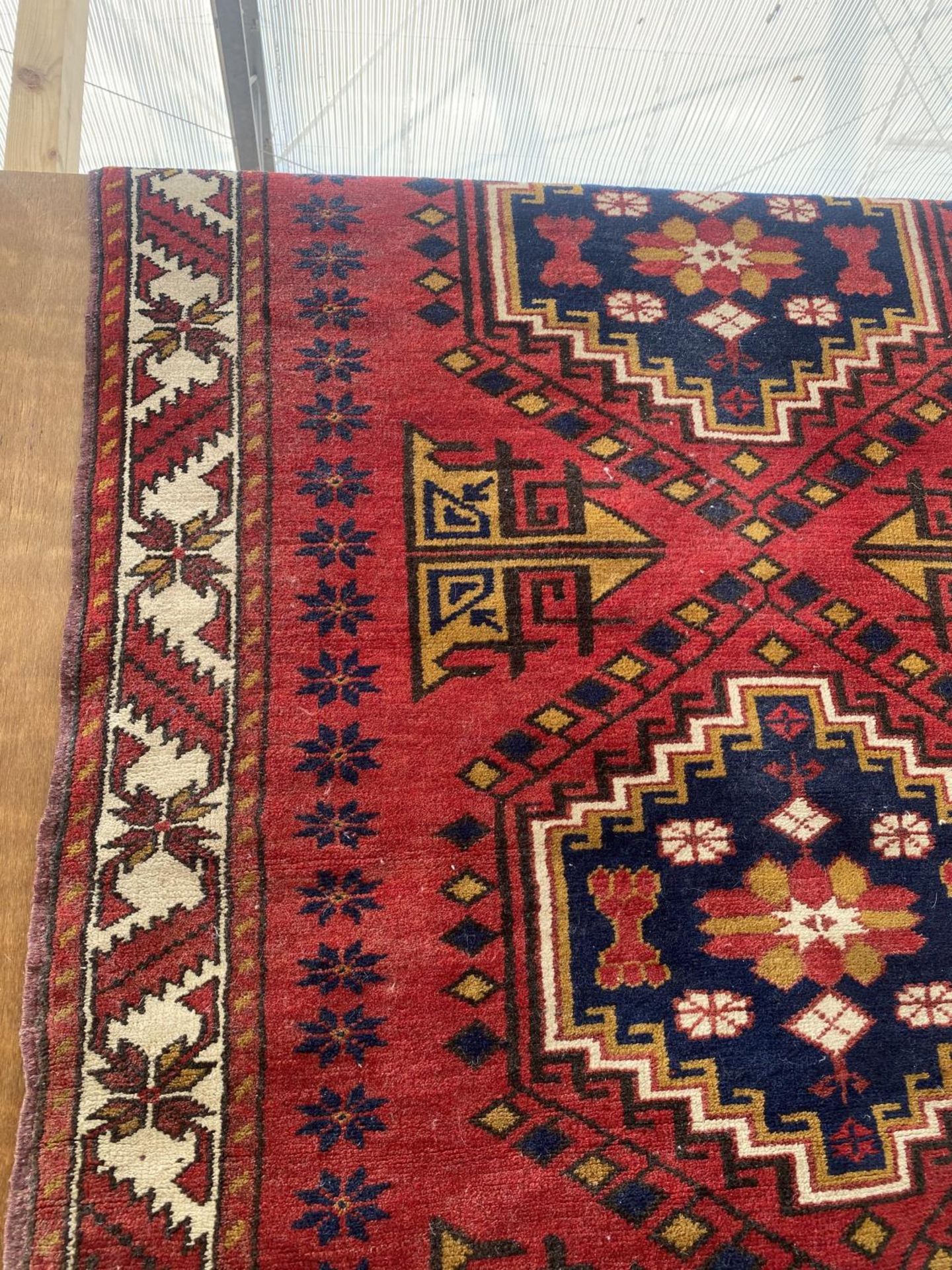 A RED PATTERNED RUG - Image 4 of 4