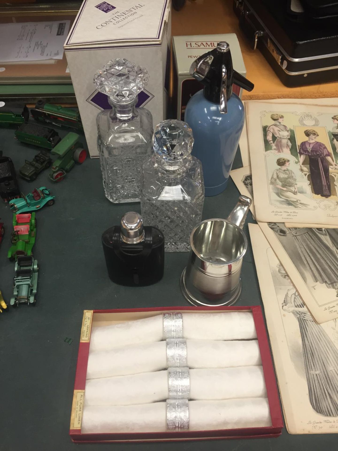 VARIOUS ITEMS TO INCLUDE DECANTERS, SODA SIPHON, TANKARD ETC