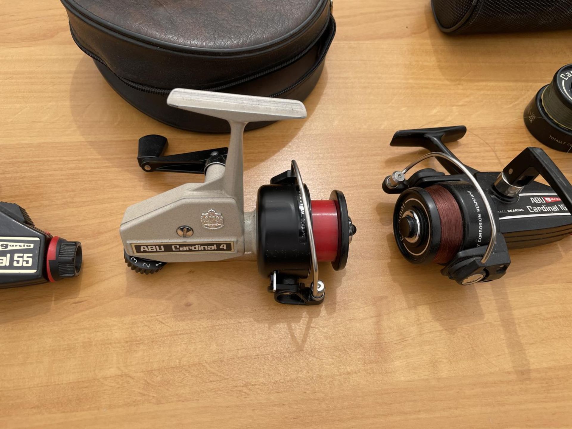 A GROUP OF 4 ABU GARCIA CARDINAL REELS, 6 SPARE SPOOLS TO INCLUDE 55, 154 AND CARDINAL 4 ETC - Image 3 of 6