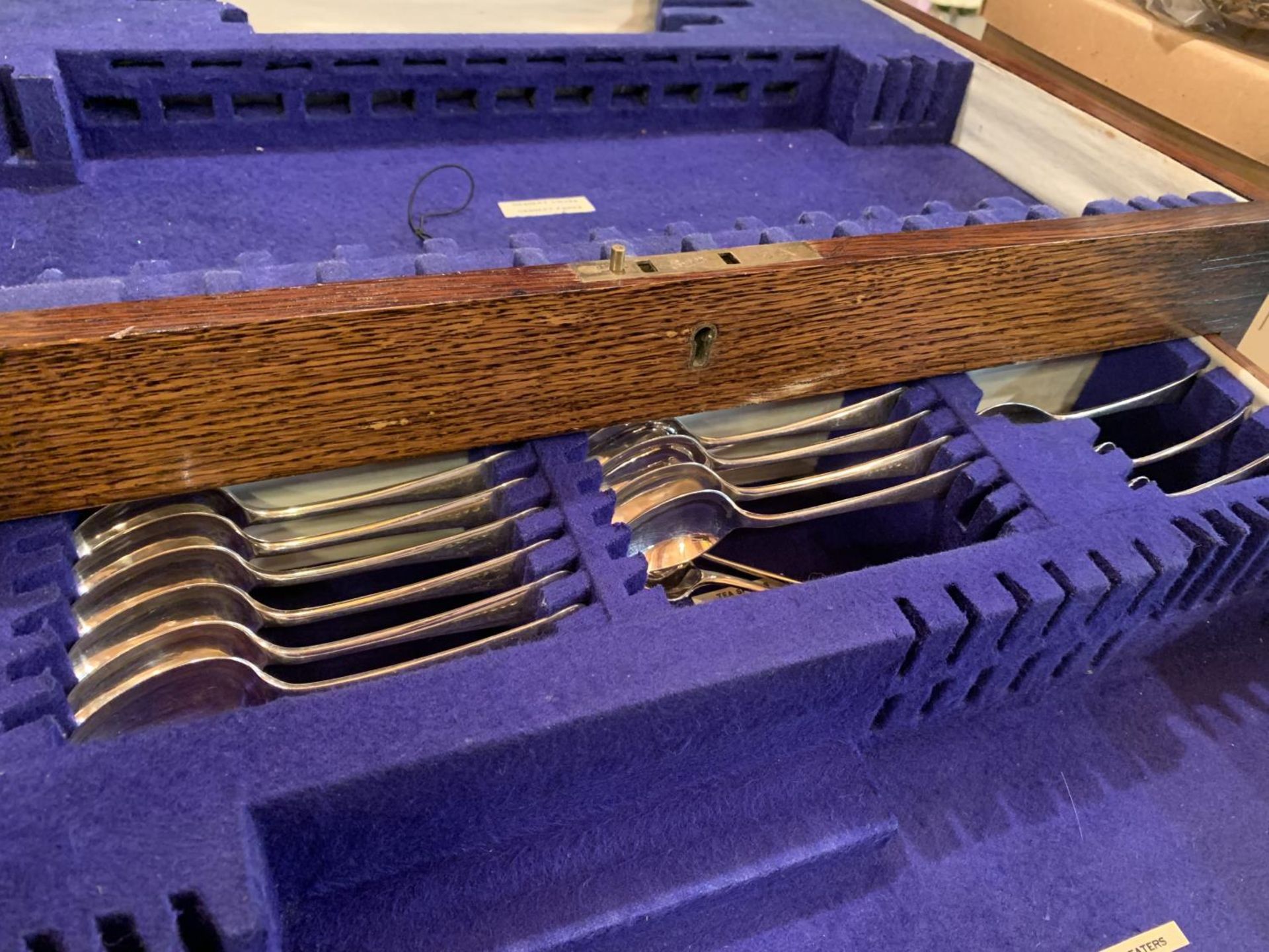 A LARGE OAK CUTLERY DISPLAY BOX WITH BRASS INLAY AND A BLUE FELT INTERIOR - Image 4 of 5