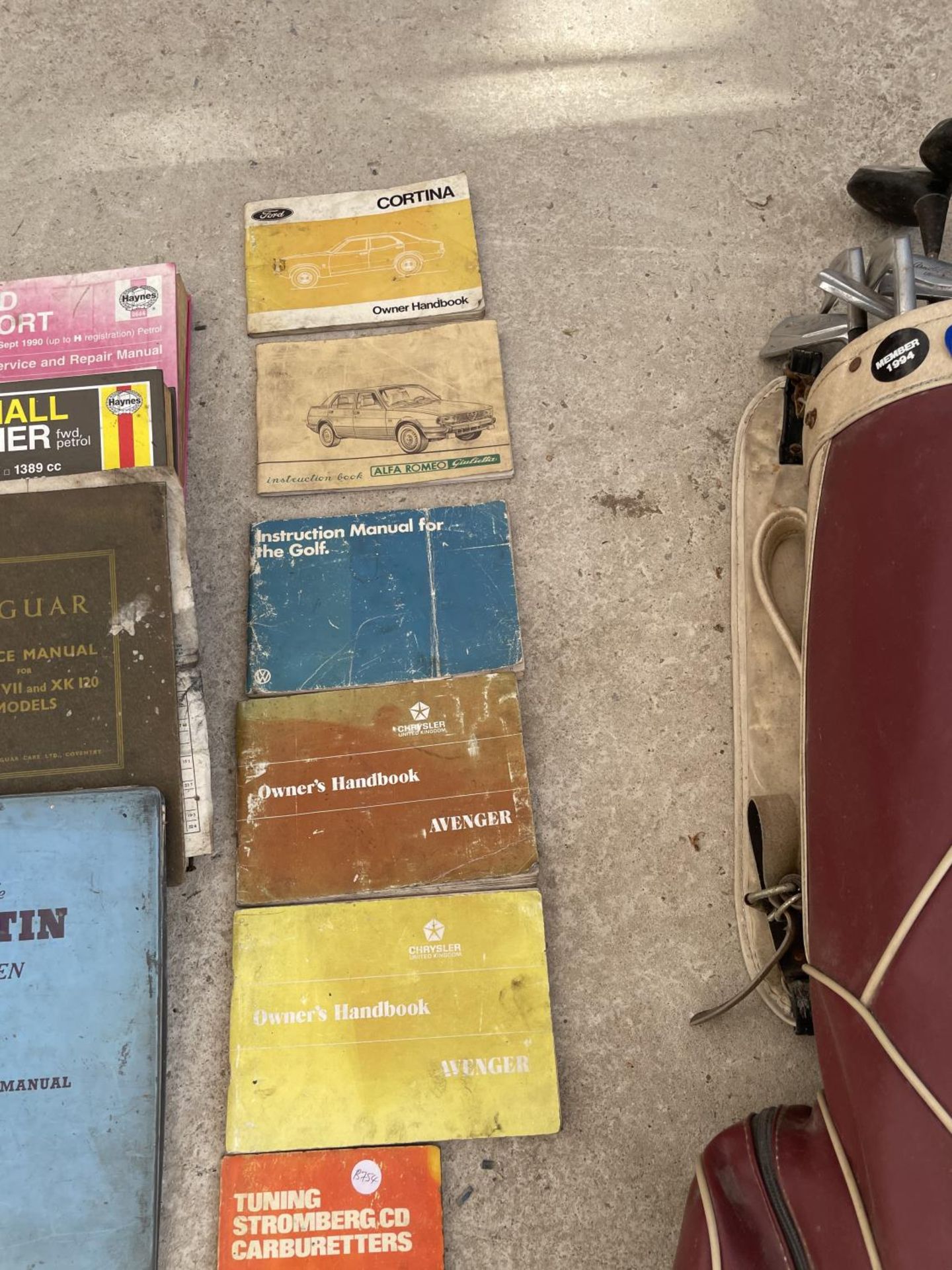 AN ASSORTMENT OF VINTAGE CAR MANUALS - Image 2 of 5