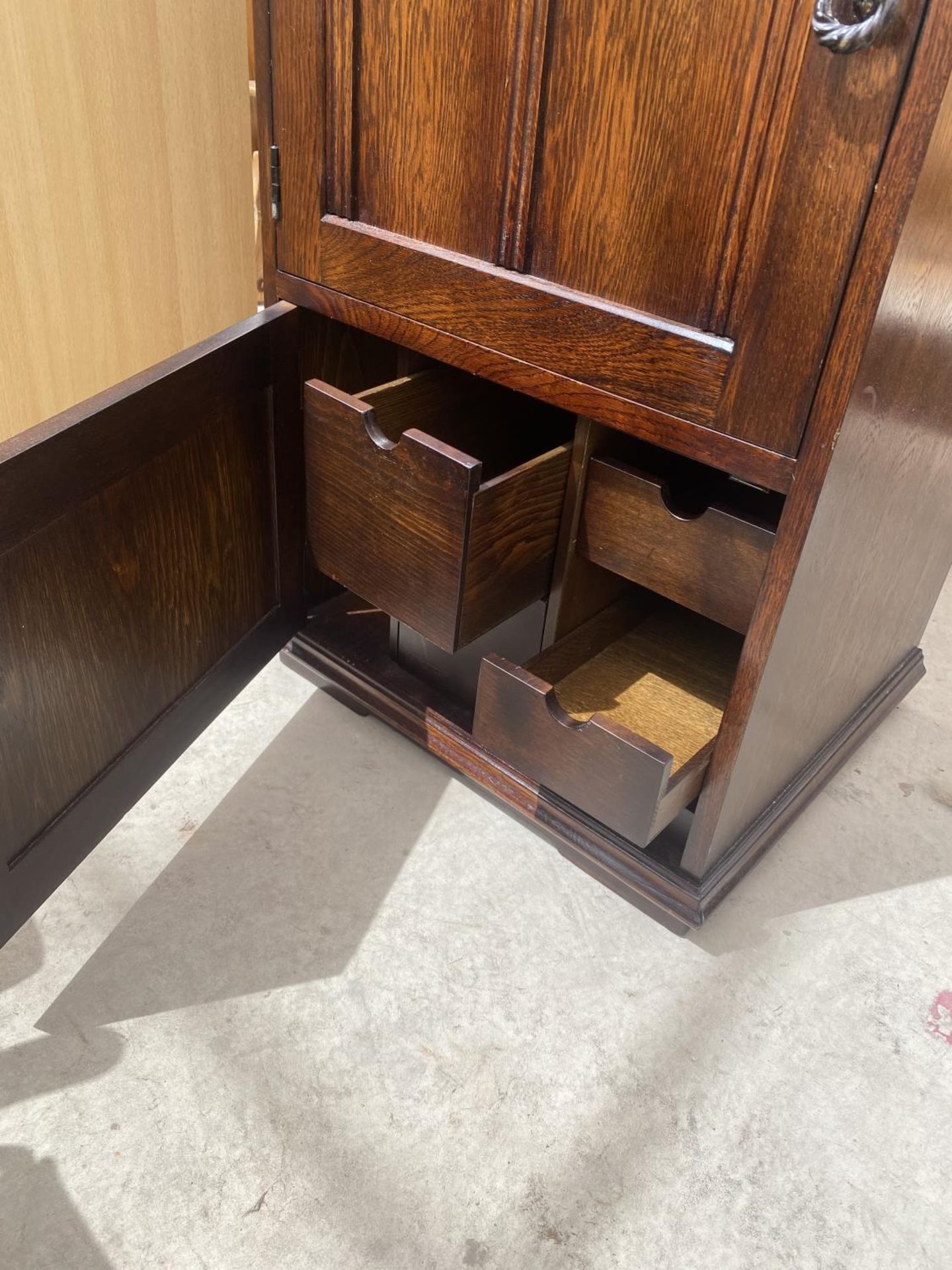 AN OAK PRIORY STYLE STEREO CABINET - Image 3 of 3