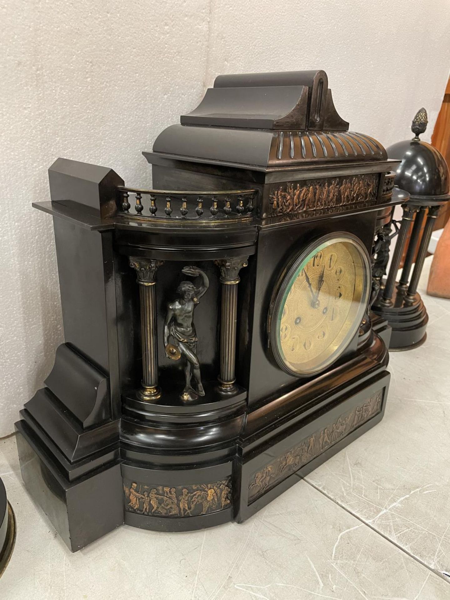 A LARGE DECORATIVE POLISHED SLATE OVER MANTEL CLOCK WITH EMBOSSED COPPER DEPICTING ROMAN SCENES 50CM - Image 3 of 7