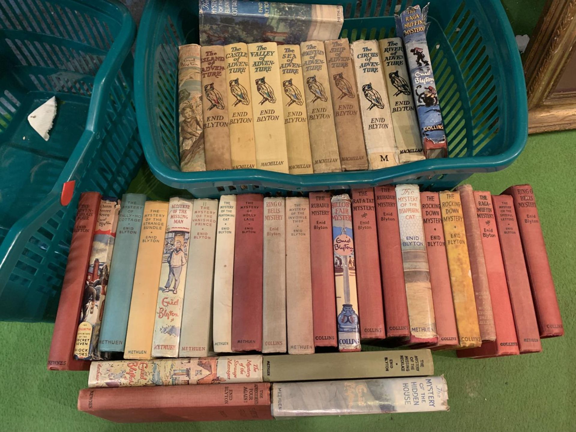 A LARGE QUANTITY OF ENID BLYTON BOOKS