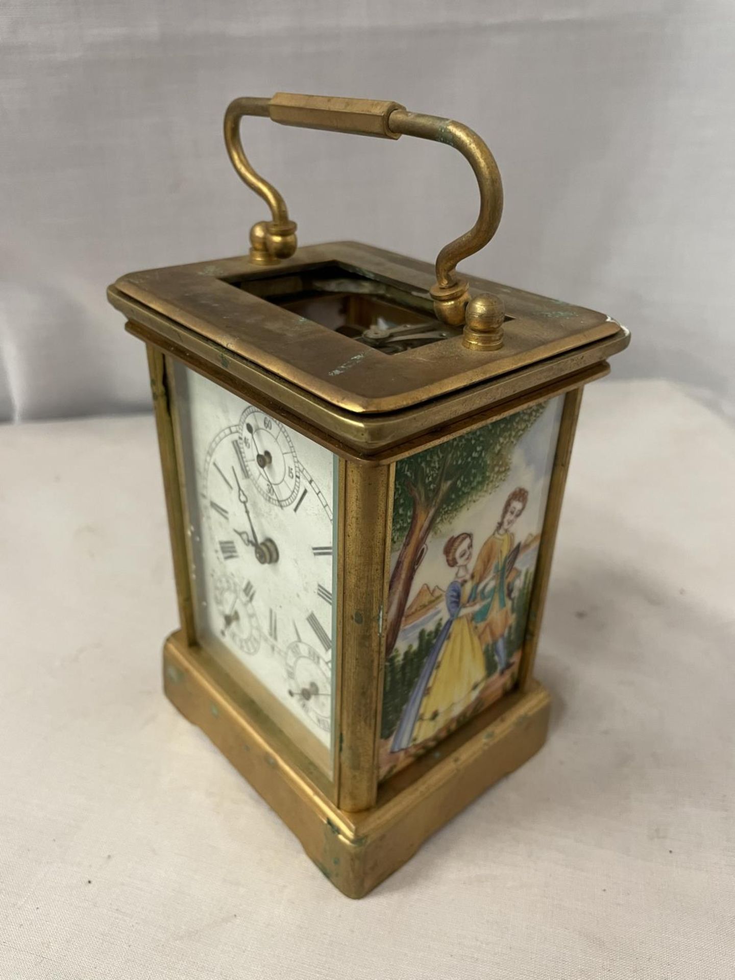 A VINTAGE CARRIAGE CLOCK WITH DECORATIVE SIDE PANELS DEPICTING LADY AND GENTLEMAN - Image 2 of 5