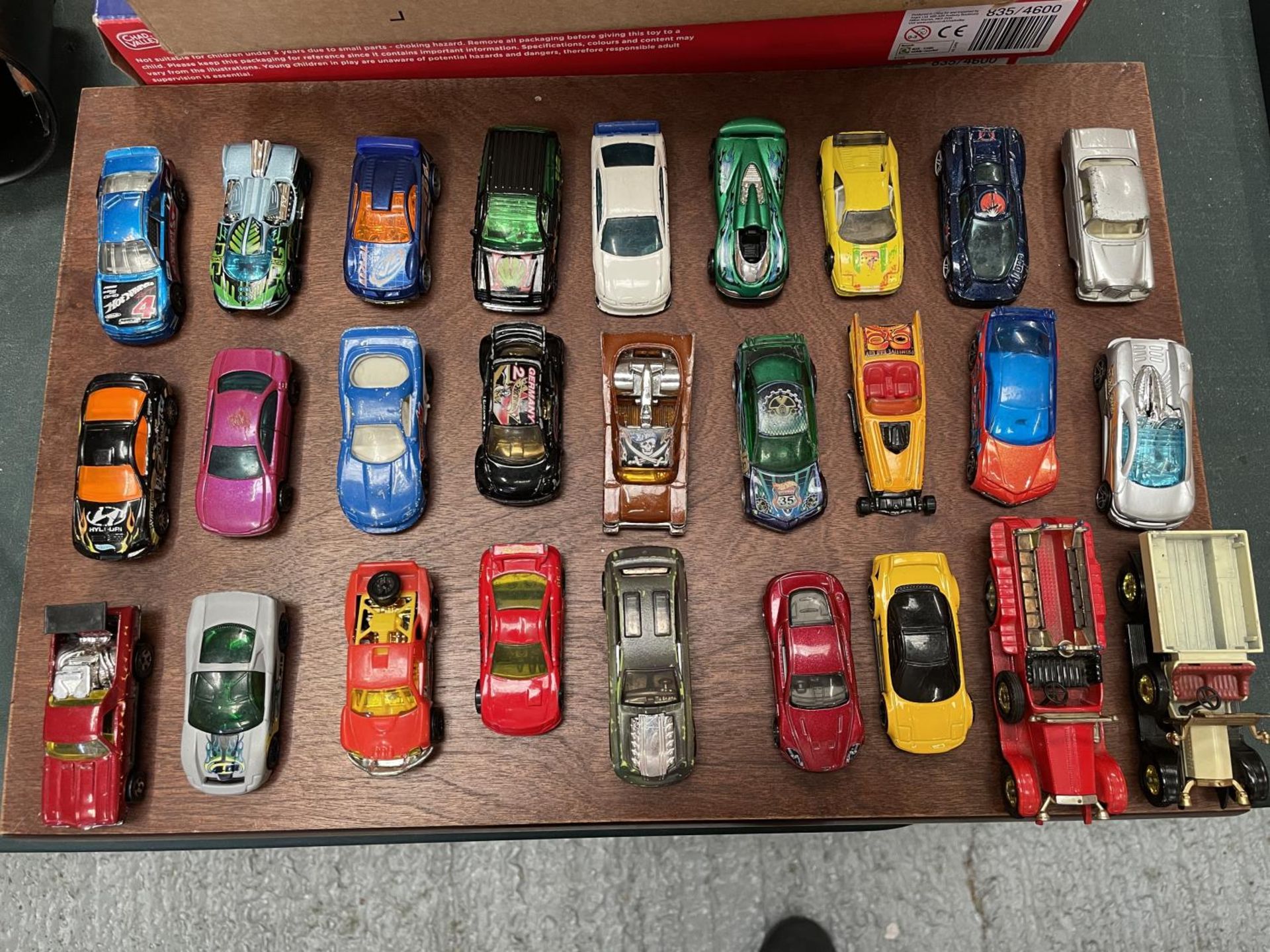 A LARGE COLLECTION OF DIE CAST TOY CARS INCLUDING MATTEL, MATCHBOX ETC. - Image 2 of 4