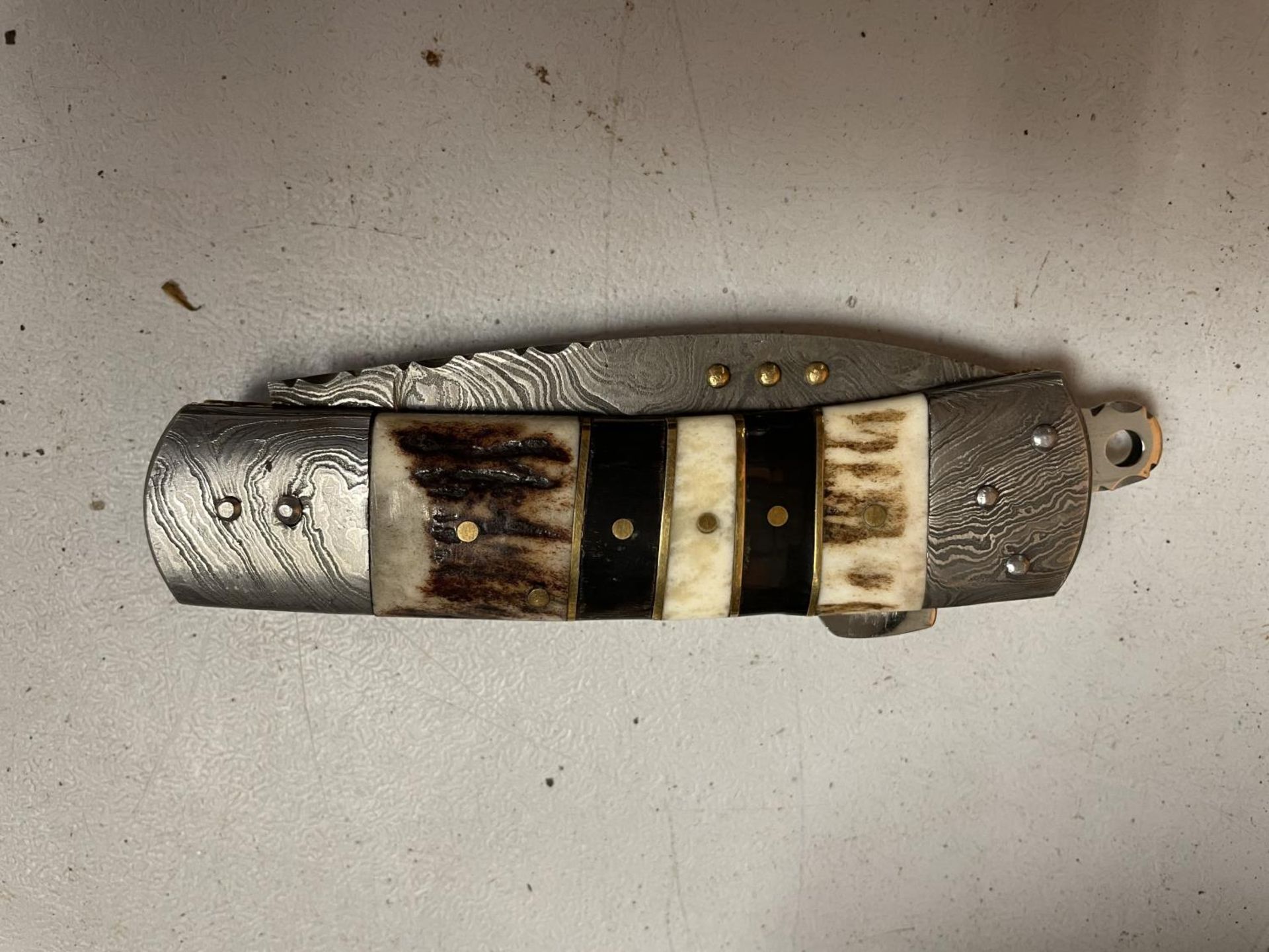 A DAMASCUS BLADED PERKIN FOLDING KNIFE - Image 3 of 3