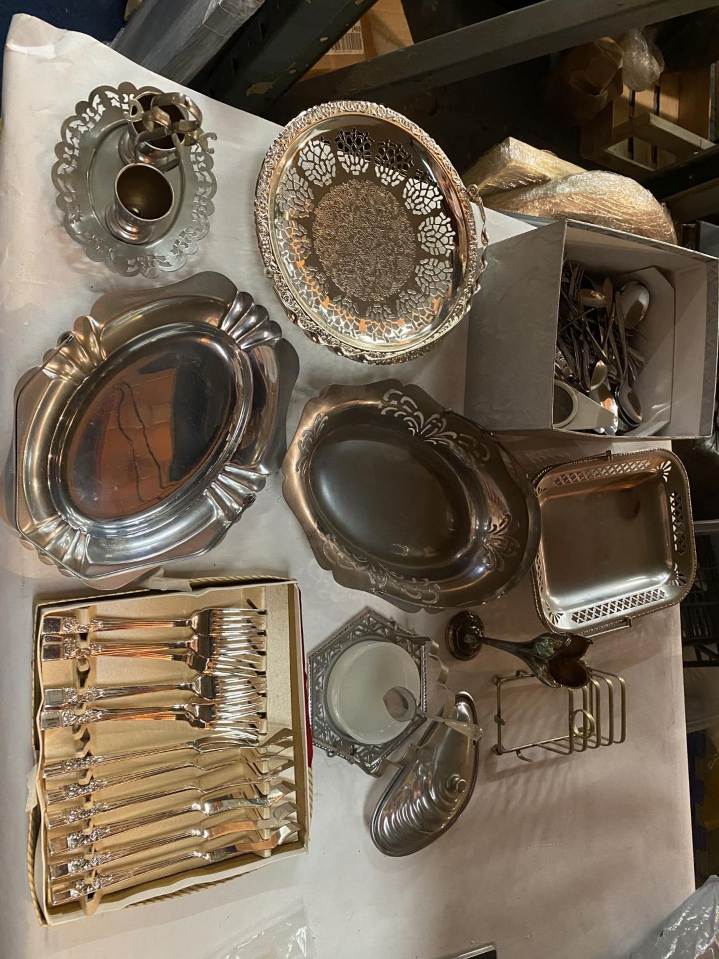 A COLLECTION OF STAINLESS STEEL DECORATIVE PLATES, EGG CUPS ON A TRAY, TOAST RACK , CUTLERY - Image 2 of 8