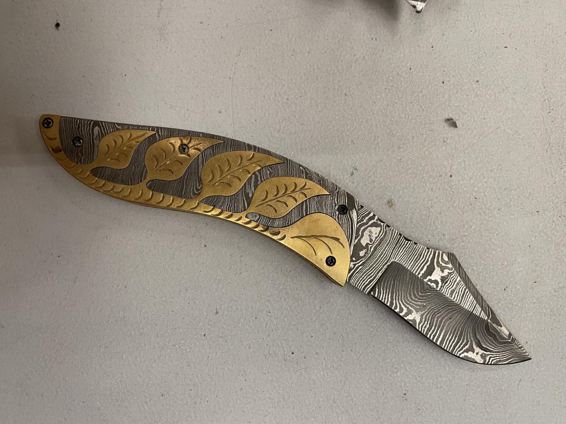 AN ORNATE 'PERKIN' SINGLE BLADED FOLDING POCKET KNIFE WITH DAMASCUS BLADE