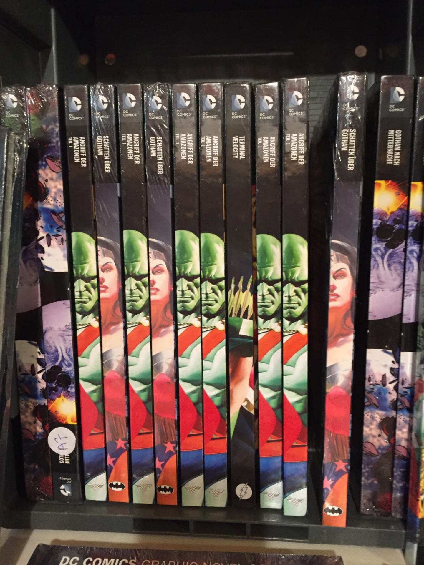 A LARGE COLLECTION OF NEW DC COMICS SUPER HERO ANNUALS - Image 2 of 3