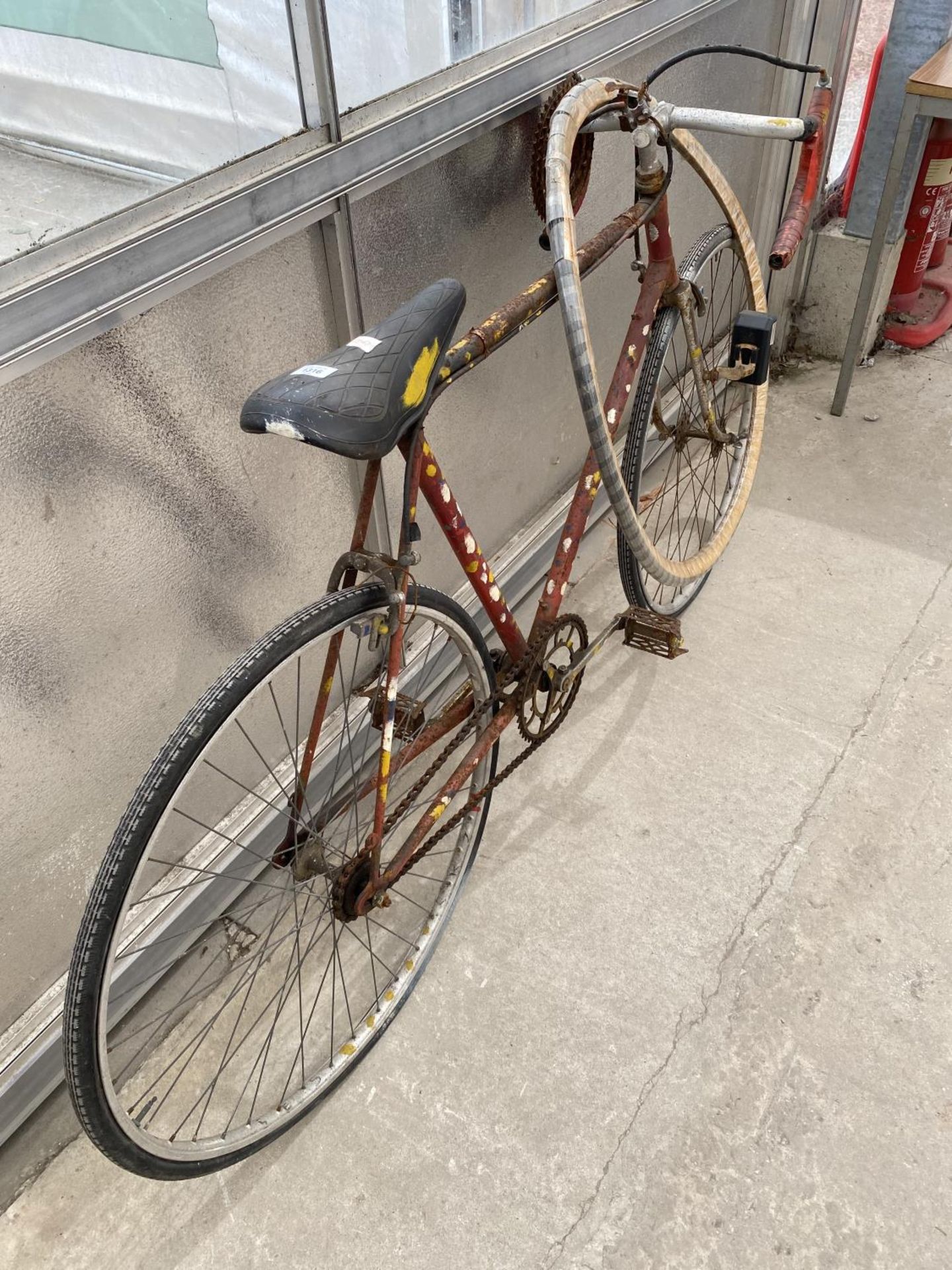 A VINTAGE GENTS BIKE - Image 5 of 5