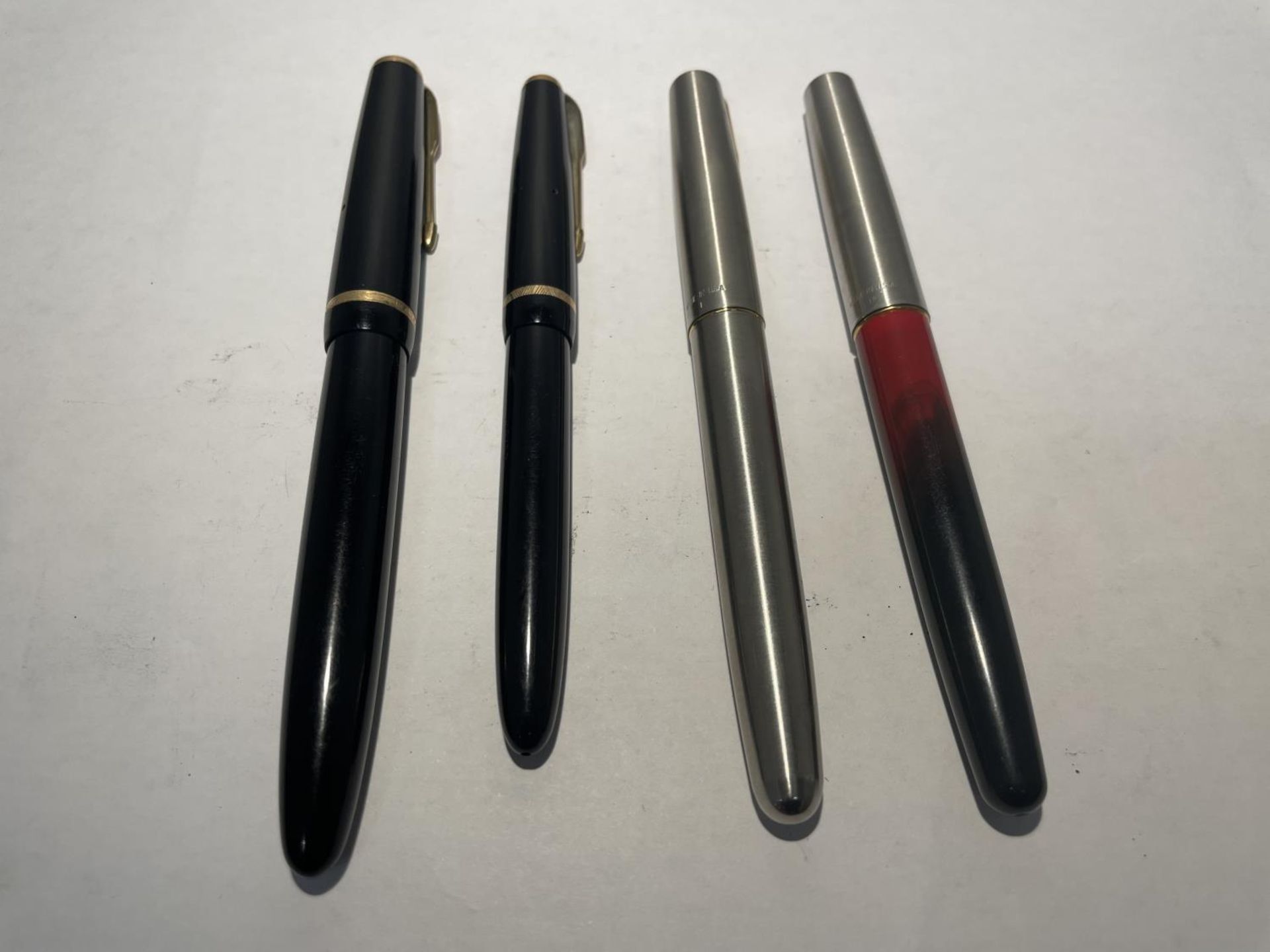 FOUR VINTAGE PARKER FOUNTAIN PENS - TWO WITH 14 CARAT GOLD NIBS
