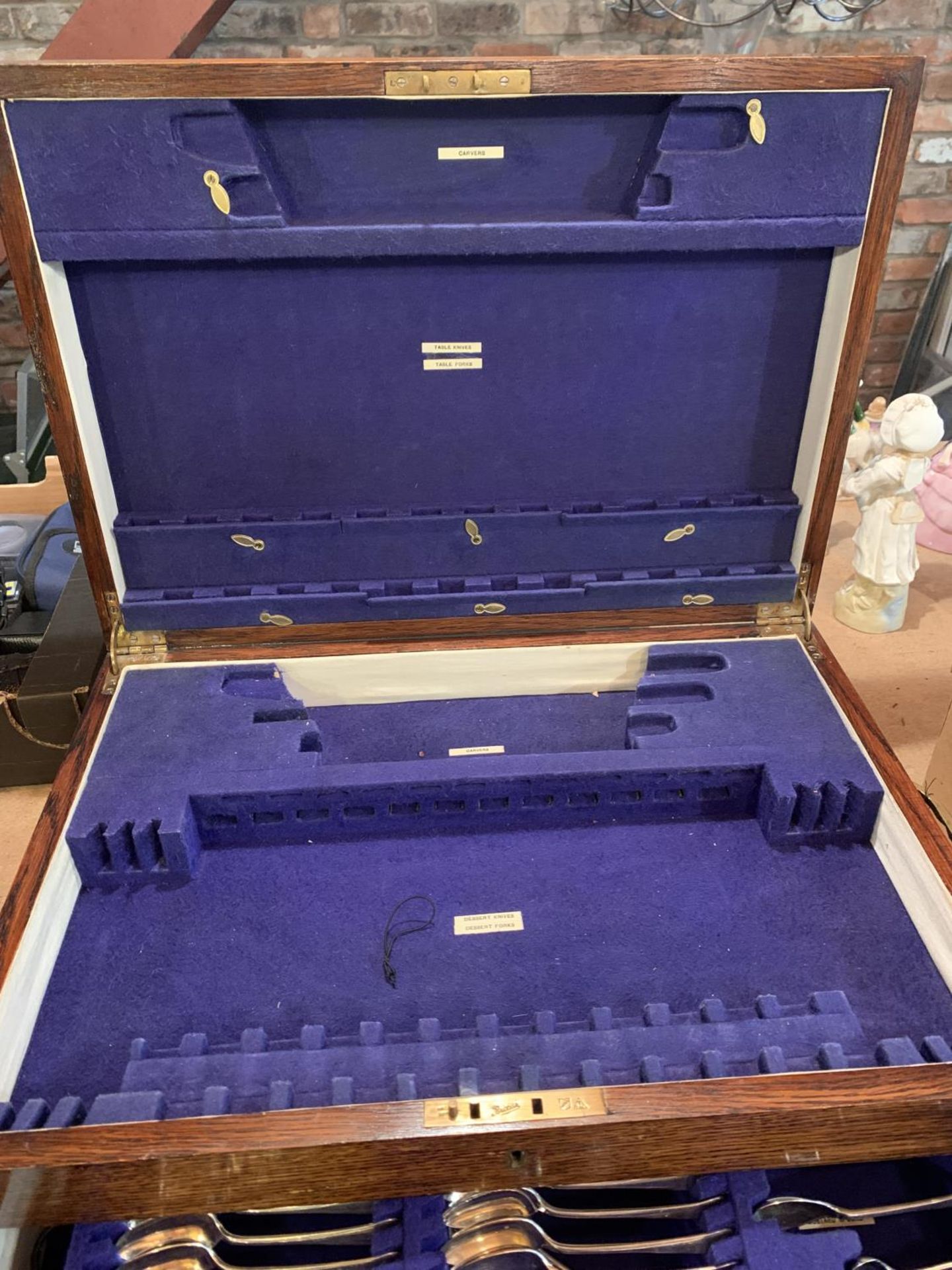 A LARGE OAK CUTLERY DISPLAY BOX WITH BRASS INLAY AND A BLUE FELT INTERIOR - Image 5 of 5