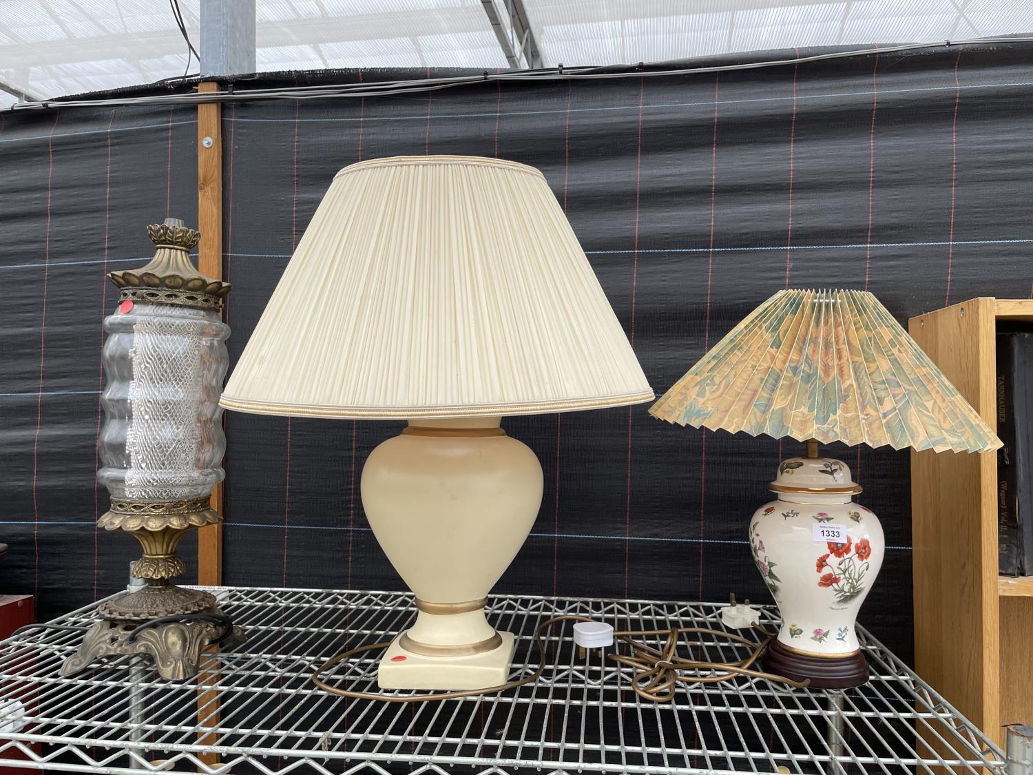 AN ASSORTMENT OF VARIOUS TABLE LAMPS TO INCLUDE A DECORATIVE OIL LAMP CONVERTED TO ELECTRIC