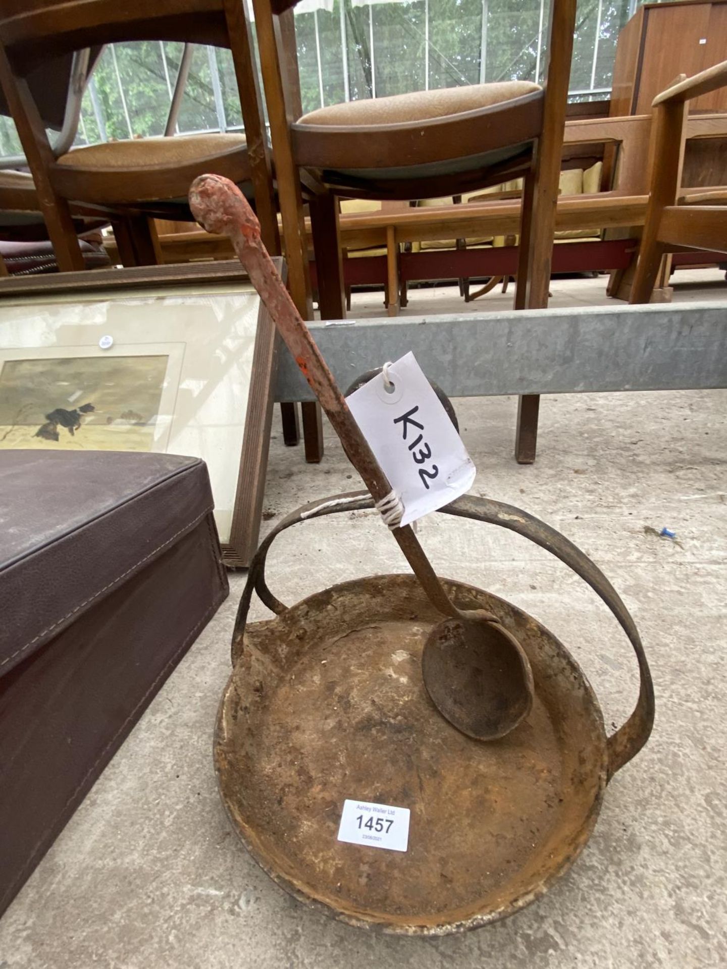 A VINTAGE HANGING SKILLET PAN COMPLETE WITH LADEL