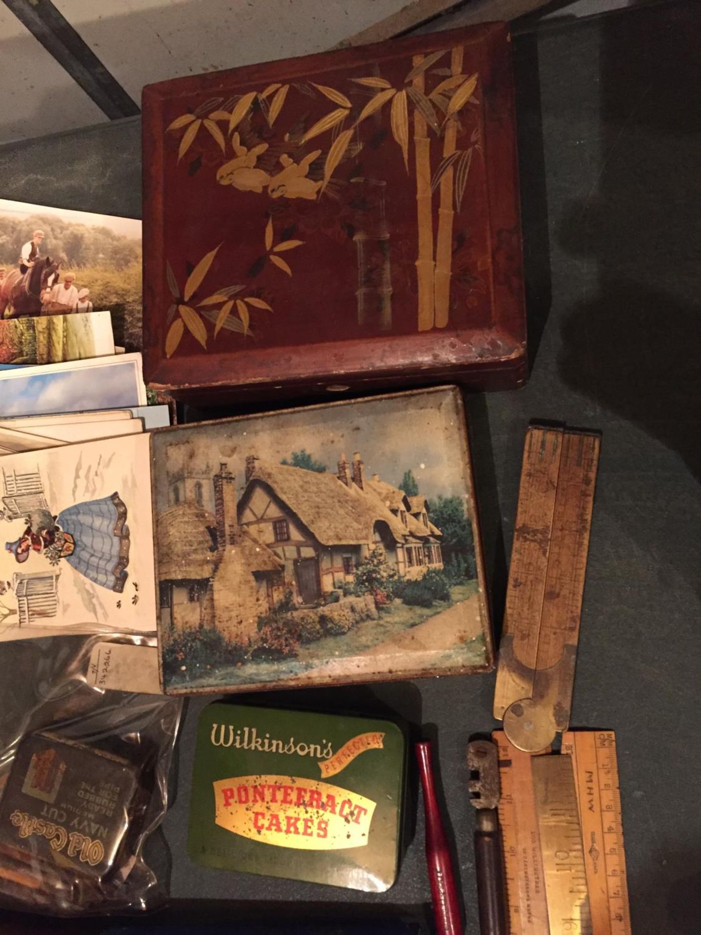 A MIXED SELECTION TO INCLUDE VINTAGE TINS , A TIN OF COLLECTORS STAMPS AND POSTCARDS - Image 2 of 4