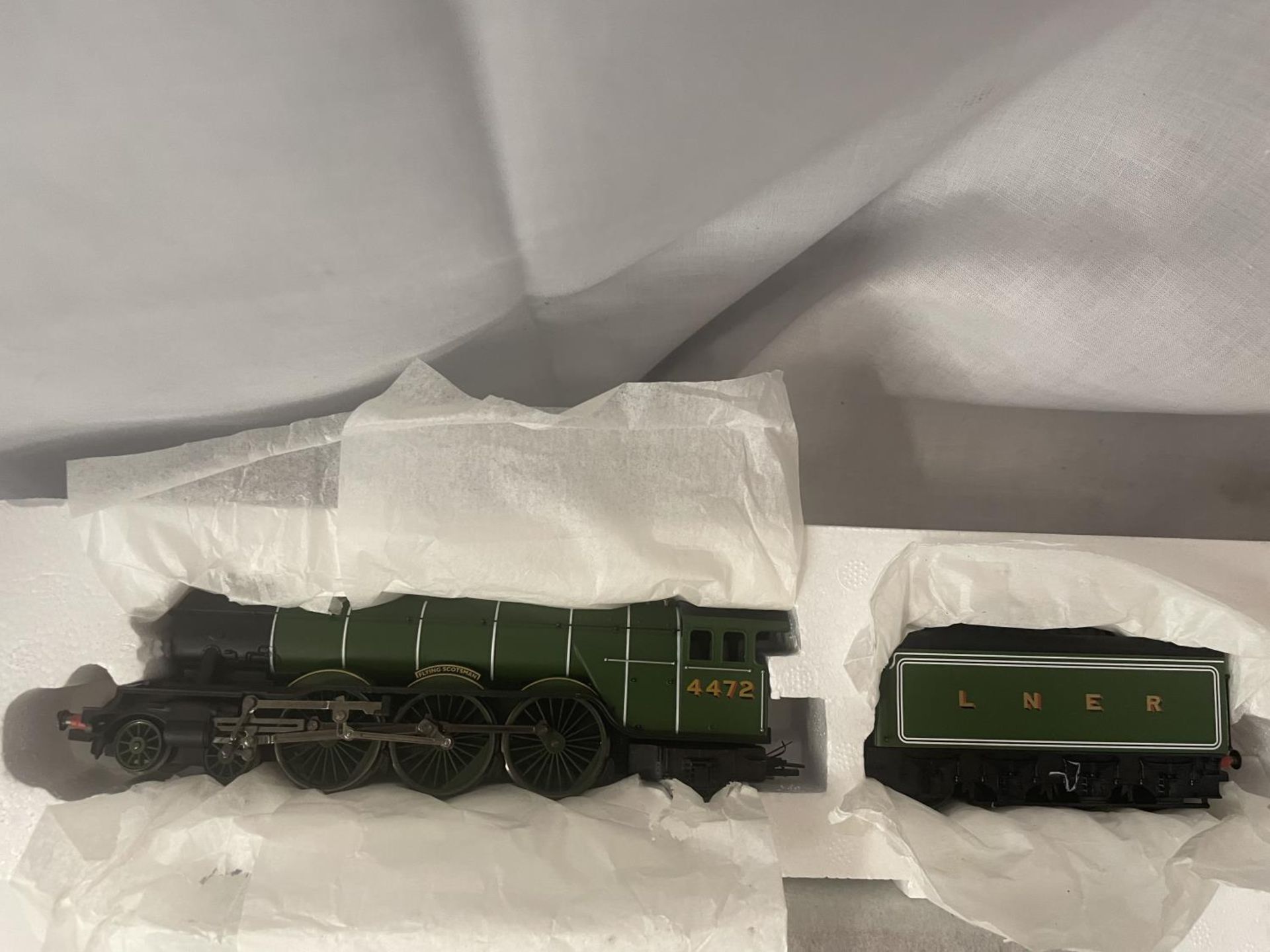 A BOXED HORNBY FLYING SCOTSMAN 00 GAUGE TRAIN SET (R1039) - AS NEW AND UNUSED WITH ITEMS IN THEIR - Image 3 of 7