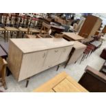 A MID 20TH CENTURY CREAMY WALNUT EFFECT DINING ROOM SUITE COMPRISING SIDEBOARD/COCKTAIL UNIT