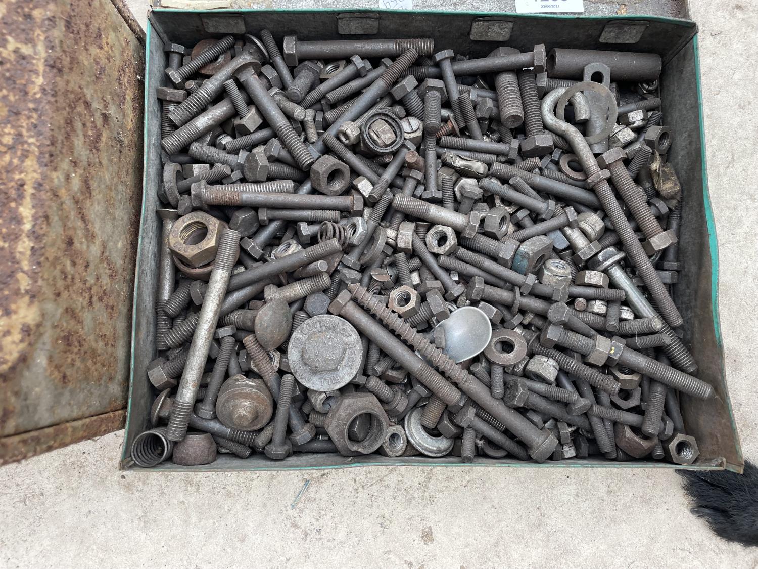 A LARGE ASSORTMENT OF NUTS AND BOLTS AND OTHER HARDWARE ITEMS - Image 3 of 4