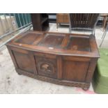 AN EARLY 20TH CENTURY OAK LINEN CHEST