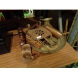 AN ASSORTMENT OF STONEWARE JUGS AND BRASSWARE TO INCLUDE A CHARGER AND A JUG