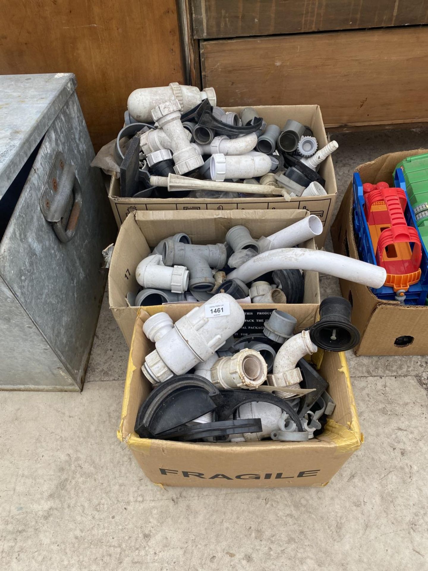 A LARGE QUANTITY OF MIXED PLUMBING FITTINGS