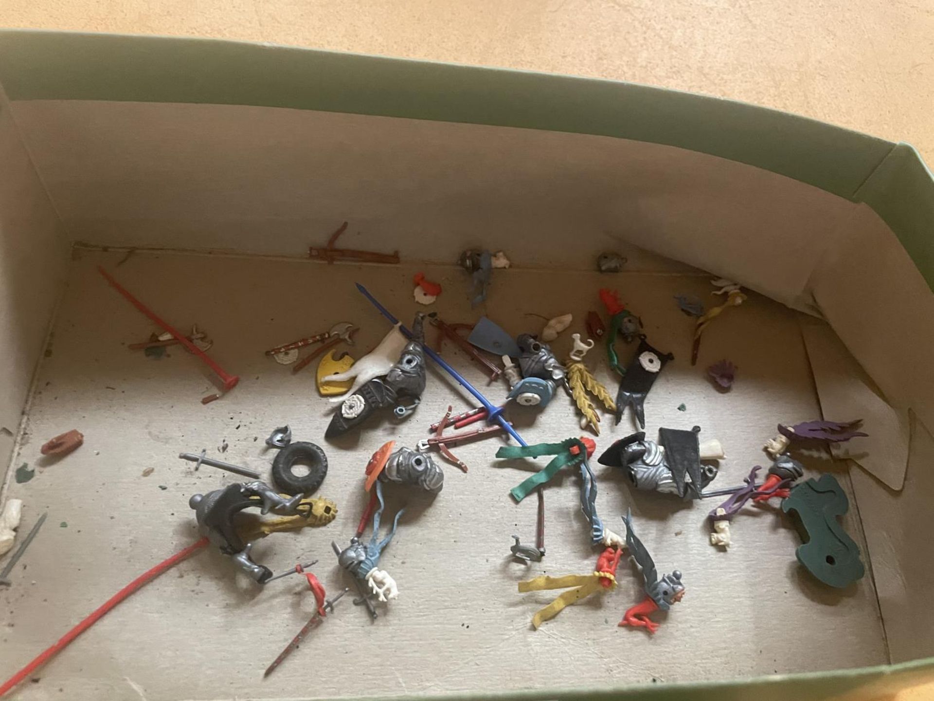 A LARGE QUANTITY OF SWOPPET BY BRITAINS PLASTIC 15TH CENTURY KNIGHT FIGURES AND A LARGE QUANTITY - Image 6 of 6