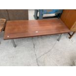 A RETRO TEAK COFFEE TABLE ON METAL LEGS, 47X17"