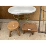 A GROUP OF THREE VINTAGE ITEMS TO INCLUDE A DOLLS BATH AND TWO SMALL STOOLS