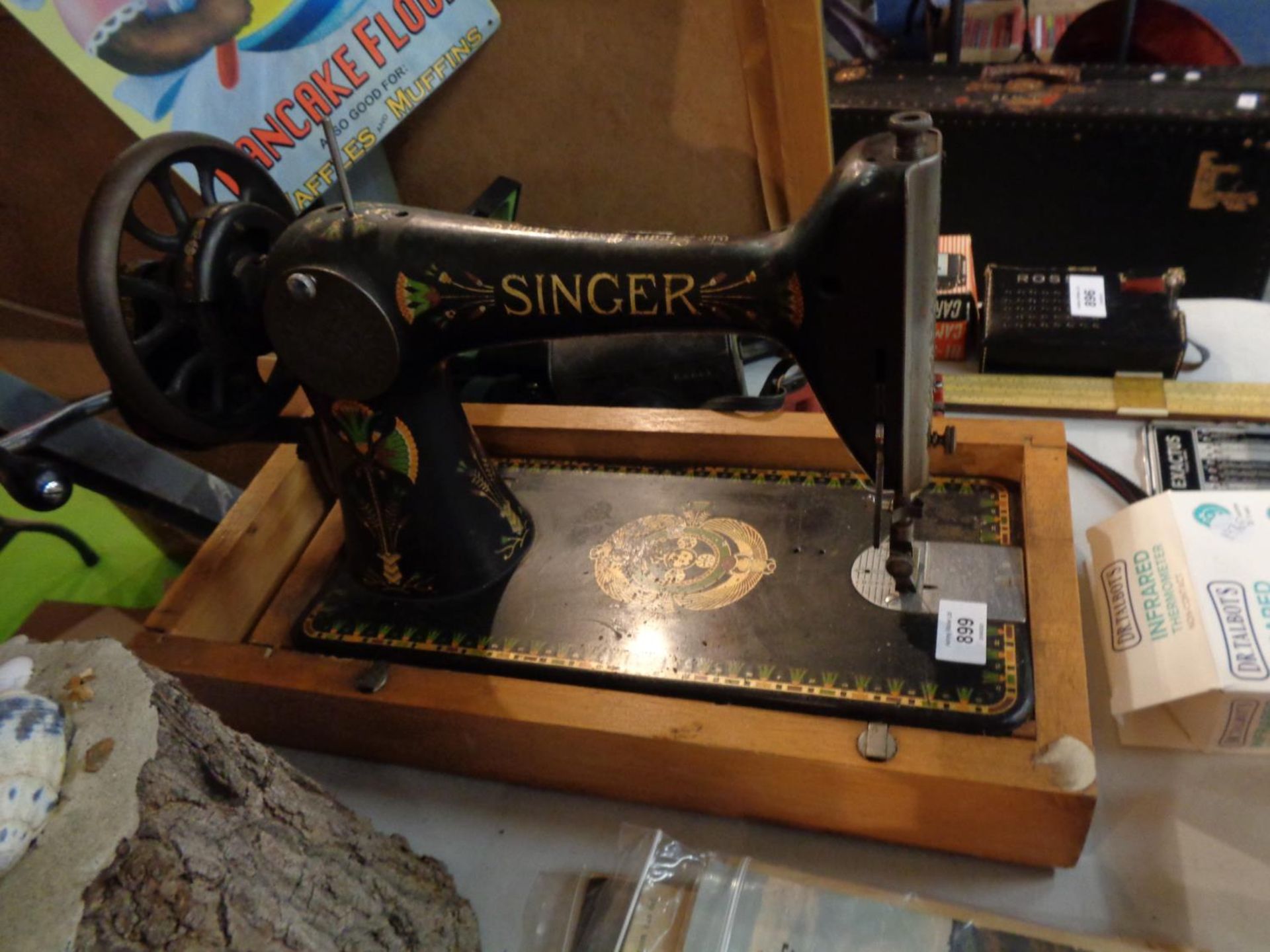 A VINTAGE SINGER SEWING MACHINE HAND CRANKED - Image 2 of 3